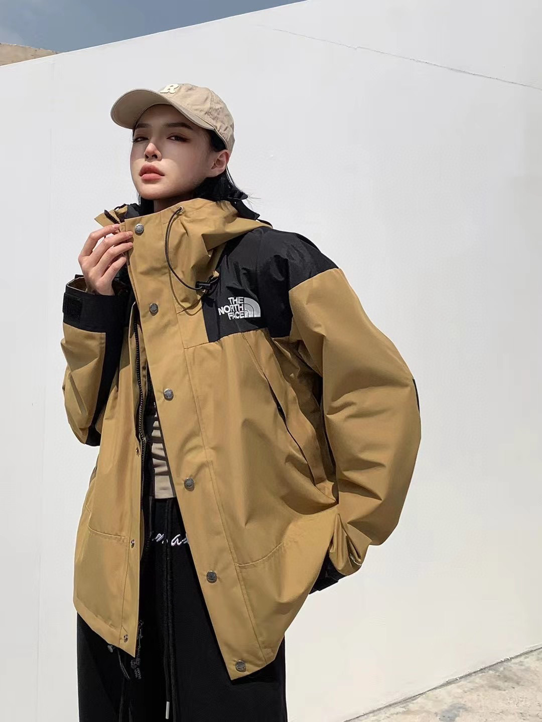模特上身图
THE NORTH FACE/北面 1990经典款户外防水冲锋衣