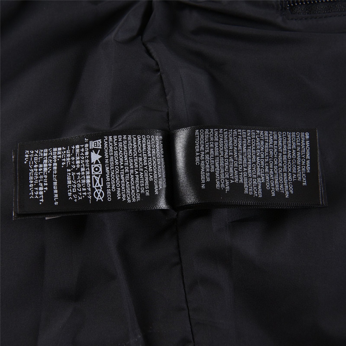 💰245【土黄】
THE NORTH FACE/北面 1990经典款户外防水冲锋衣
登山夹克#代购级为了还原Z💰的一切质感今年团队历经数月最终出货。所有辅料还原Z💰，面料做工升级。
✅防水为国际ISO标准90（ISO4）级别达到荷叶水珠滚动效果
✅高透层压织物Gore-tex仿水透气薄膜，手感更佳舒适。
✅刺绣采用原版一致进口田岛刺绣机还原Z💰。田岛刺绣工整立体，饱满度立体感以及每个字母的神韵特点，一笔一划工工整整立体效果强烈
✅全衣原厂YKK拉链，可承受10万次拉力磨损，原厂魔术贴。开模定制五金配件，字体清晰立体
✅冲锋衣代表作品1990年MJ是TNF的传统最爱。这款时尚夹克采用GT设计，为您的所有都市冒险而重新构想，提供无与伦比的防水和防风保护。
✅GT配有塔夫绸和拉绒经编衬里相当保暖。
✅另外可与1996羽绒服组合搭配保暖效果超级无敌‼️
Size:XS-2XL