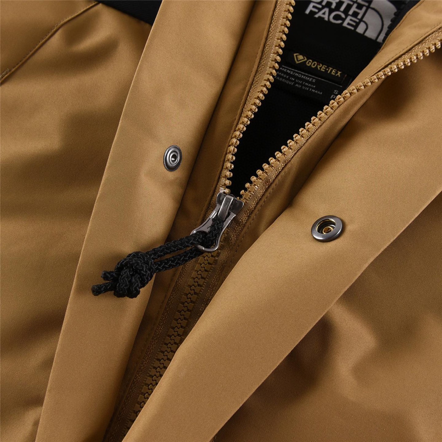 💰245【土黄】
THE NORTH FACE/北面 1990经典款户外防水冲锋衣
登山夹克#代购级为了还原Z💰的一切质感今年团队历经数月最终出货。所有辅料还原Z💰，面料做工升级。
✅防水为国际ISO标准90（ISO4）级别达到荷叶水珠滚动效果
✅高透层压织物Gore-tex仿水透气薄膜，手感更佳舒适。
✅刺绣采用原版一致进口田岛刺绣机还原Z💰。田岛刺绣工整立体，饱满度立体感以及每个字母的神韵特点，一笔一划工工整整立体效果强烈
✅全衣原厂YKK拉链，可承受10万次拉力磨损，原厂魔术贴。开模定制五金配件，字体清晰立体
✅冲锋衣代表作品1990年MJ是TNF的传统最爱。这款时尚夹克采用GT设计，为您的所有都市冒险而重新构想，提供无与伦比的防水和防风保护。
✅GT配有塔夫绸和拉绒经编衬里相当保暖。
✅另外可与1996羽绒服组合搭配保暖效果超级无敌‼️
Size:XS-2XL