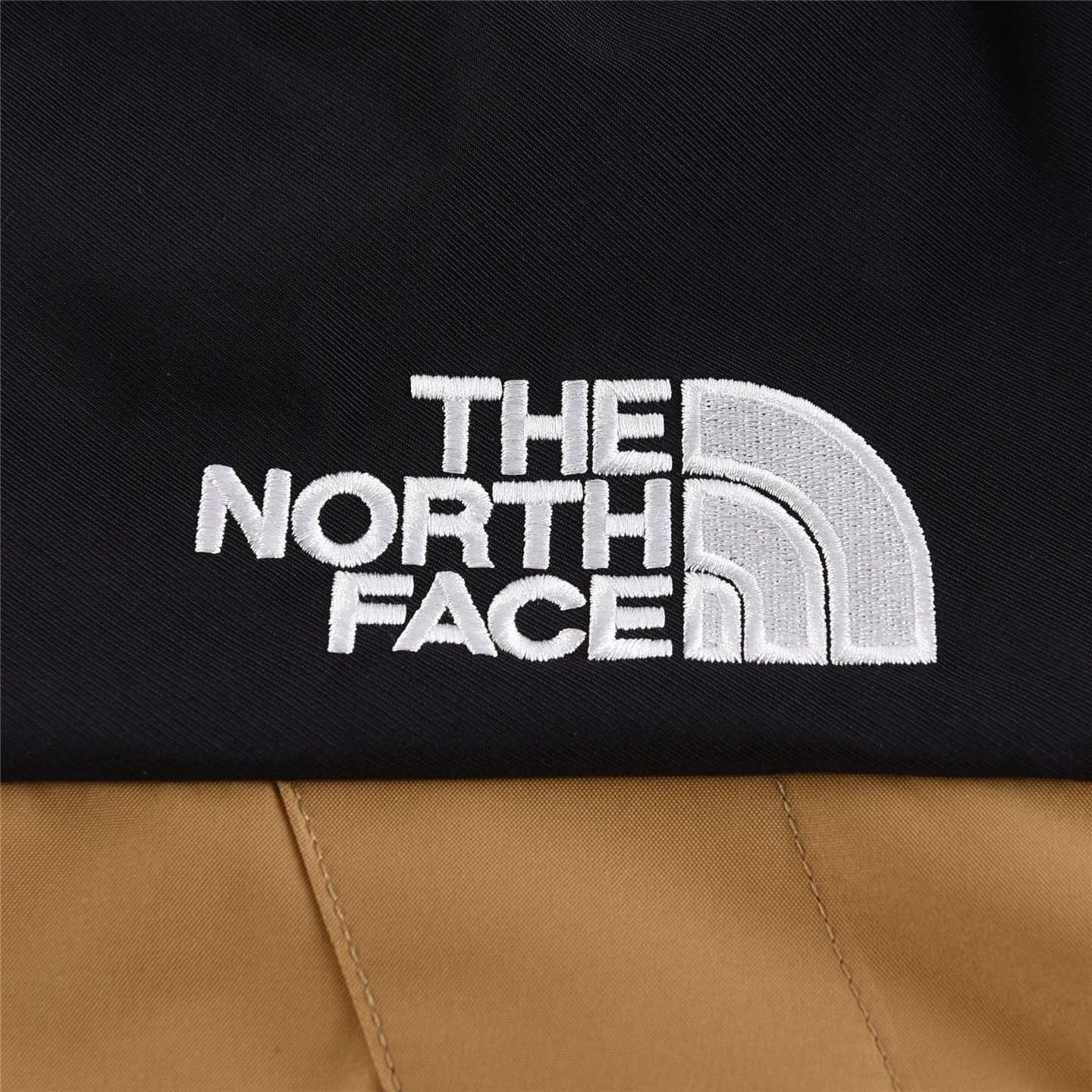 💰245【土黄】
THE NORTH FACE/北面 1990经典款户外防水冲锋衣
登山夹克#代购级为了还原Z💰的一切质感今年团队历经数月最终出货。所有辅料还原Z💰，面料做工升级。
✅防水为国际ISO标准90（ISO4）级别达到荷叶水珠滚动效果
✅高透层压织物Gore-tex仿水透气薄膜，手感更佳舒适。
✅刺绣采用原版一致进口田岛刺绣机还原Z💰。田岛刺绣工整立体，饱满度立体感以及每个字母的神韵特点，一笔一划工工整整立体效果强烈
✅全衣原厂YKK拉链，可承受10万次拉力磨损，原厂魔术贴。开模定制五金配件，字体清晰立体
✅冲锋衣代表作品1990年MJ是TNF的传统最爱。这款时尚夹克采用GT设计，为您的所有都市冒险而重新构想，提供无与伦比的防水和防风保护。
✅GT配有塔夫绸和拉绒经编衬里相当保暖。
✅另外可与1996羽绒服组合搭配保暖效果超级无敌‼️
Size:XS-2XL