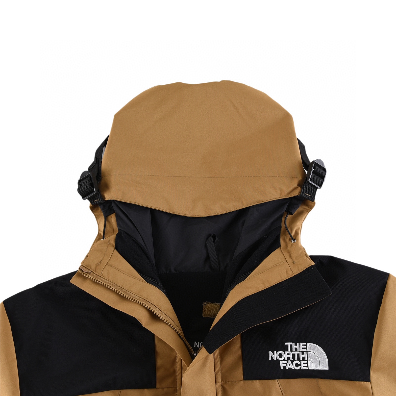 💰245【土黄】
THE NORTH FACE/北面 1990经典款户外防水冲锋衣
登山夹克#代购级为了还原Z💰的一切质感今年团队历经数月最终出货。所有辅料还原Z💰，面料做工升级。
✅防水为国际ISO标准90（ISO4）级别达到荷叶水珠滚动效果
✅高透层压织物Gore-tex仿水透气薄膜，手感更佳舒适。
✅刺绣采用原版一致进口田岛刺绣机还原Z💰。田岛刺绣工整立体，饱满度立体感以及每个字母的神韵特点，一笔一划工工整整立体效果强烈
✅全衣原厂YKK拉链，可承受10万次拉力磨损，原厂魔术贴。开模定制五金配件，字体清晰立体
✅冲锋衣代表作品1990年MJ是TNF的传统最爱。这款时尚夹克采用GT设计，为您的所有都市冒险而重新构想，提供无与伦比的防水和防风保护。
✅GT配有塔夫绸和拉绒经编衬里相当保暖。
✅另外可与1996羽绒服组合搭配保暖效果超级无敌‼️
Size:XS-2XL