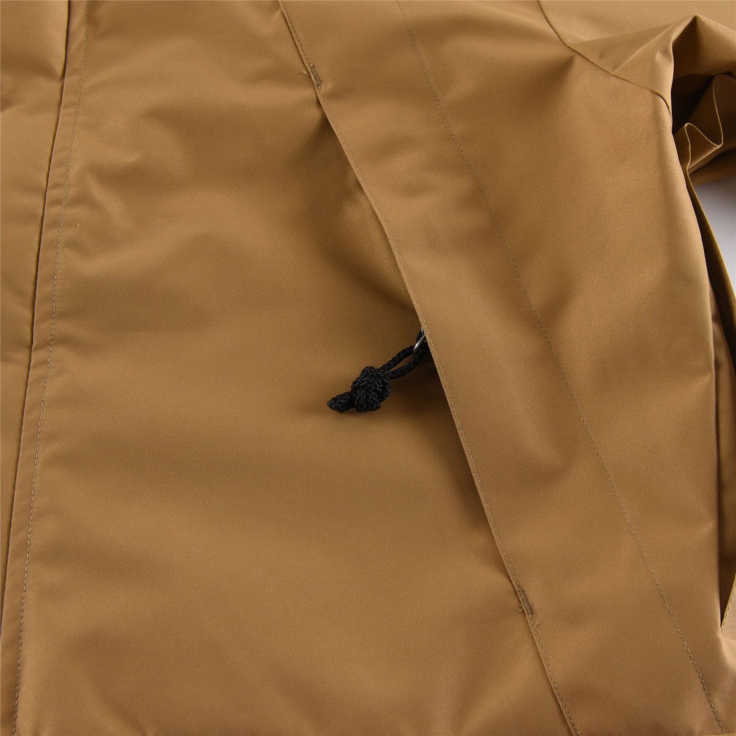 💰245【土黄】
THE NORTH FACE/北面 1990经典款户外防水冲锋衣
登山夹克#代购级为了还原Z💰的一切质感今年团队历经数月最终出货。所有辅料还原Z💰，面料做工升级。
✅防水为国际ISO标准90（ISO4）级别达到荷叶水珠滚动效果
✅高透层压织物Gore-tex仿水透气薄膜，手感更佳舒适。
✅刺绣采用原版一致进口田岛刺绣机还原Z💰。田岛刺绣工整立体，饱满度立体感以及每个字母的神韵特点，一笔一划工工整整立体效果强烈
✅全衣原厂YKK拉链，可承受10万次拉力磨损，原厂魔术贴。开模定制五金配件，字体清晰立体
✅冲锋衣代表作品1990年MJ是TNF的传统最爱。这款时尚夹克采用GT设计，为您的所有都市冒险而重新构想，提供无与伦比的防水和防风保护。
✅GT配有塔夫绸和拉绒经编衬里相当保暖。
✅另外可与1996羽绒服组合搭配保暖效果超级无敌‼️
Size:XS-2XL