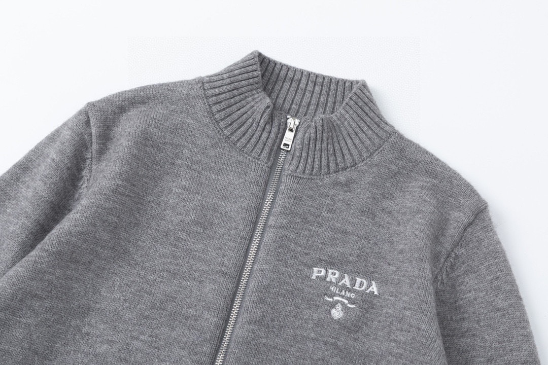 P170
PRADA/普拉达针织长袖夹克毛衣外套
为您带来时尚与品质的完美结合。柔软保暖，让您感受到无与伦比的舒适度。胸前精致的logo刺绣图案，展现品牌的高贵与独特。轻松搭配各种下装，展现您的时尚品味。无论是日常休闲还是参加正式场合，它都能为您的形象增添一抹亮丽。享受时尚与品质的双重体验。
尺码:S M L