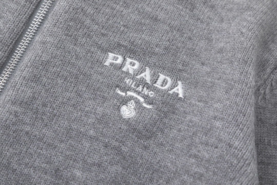 P170
PRADA/普拉达针织长袖夹克毛衣外套
为您带来时尚与品质的完美结合。柔软保暖，让您感受到无与伦比的舒适度。胸前精致的logo刺绣图案，展现品牌的高贵与独特。轻松搭配各种下装，展现您的时尚品味。无论是日常休闲还是参加正式场合，它都能为您的形象增添一抹亮丽。享受时尚与品质的双重体验。
尺码:S M L
