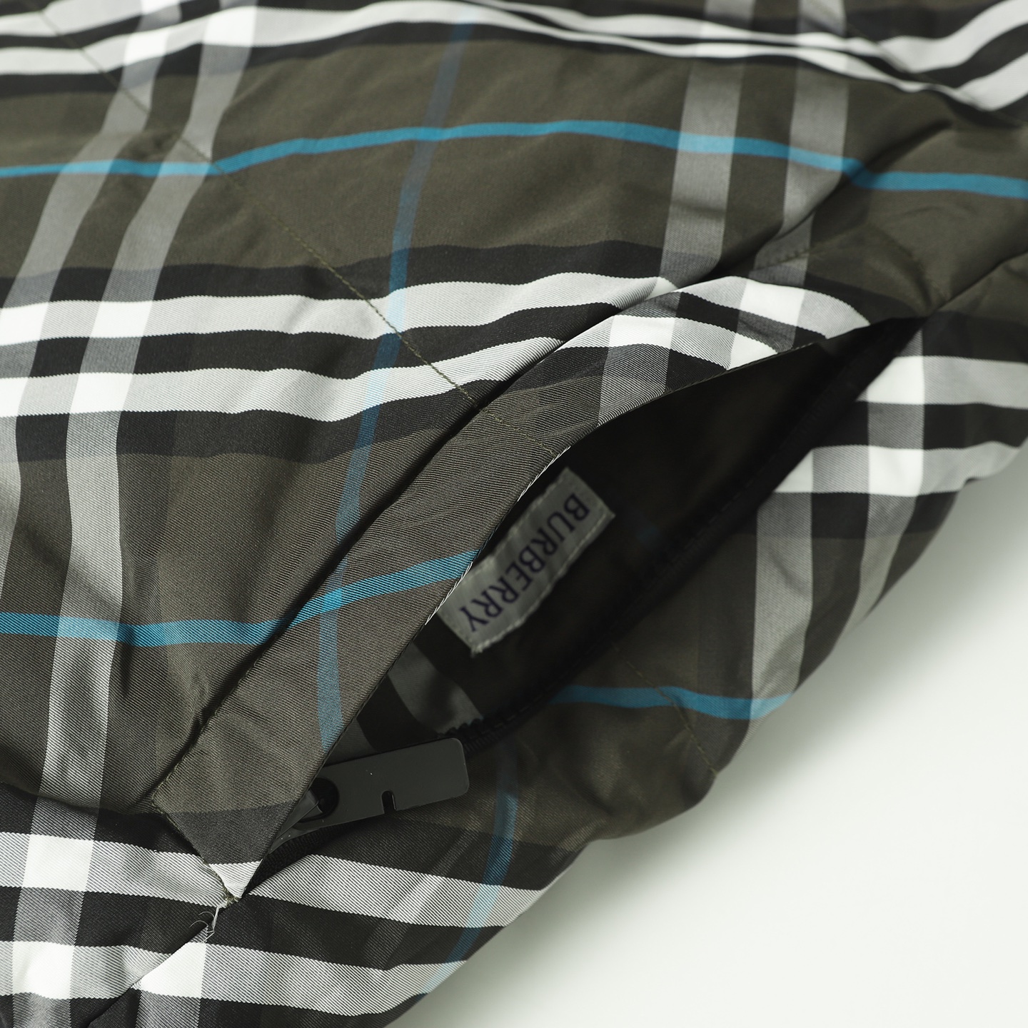 Burberry Chaqueta Acolchada Reversible con Diseño de Cuadros para Hombre/Mujer 5 i1758536725174 2361 0 3