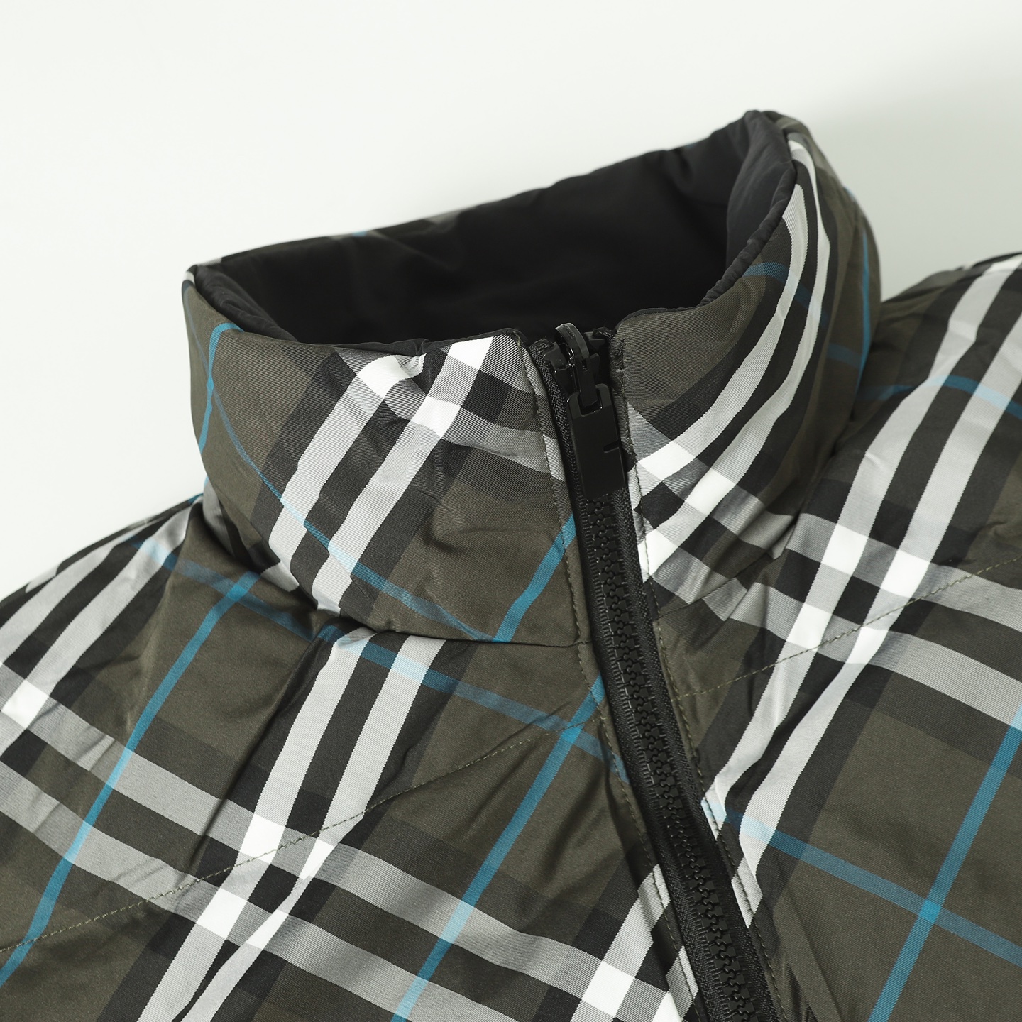 Burberry Chaqueta Acolchada Reversible con Diseño de Cuadros para Hombre/Mujer 4 i1758536725189 2538 0 2