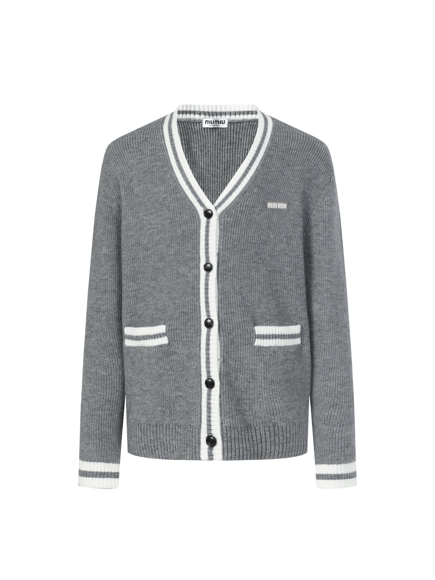 NO:595402,MIUMIU/Miumiu gray and white striped knitted cardigan ●14643 purchase and development ●Fabric wool blended fabric ●Technical knitting production ●Loose version miumiu gray and white striped cardigan Real shot Original purchased for 2.6w using machine model 3.5.7 imported Stoll flat knitting machine Full body ingot tissue. Cuffs and door towels are mixed colors Contrast color stitching is more eye-catching The fabric uses imported cashmere blended yarn, good elasticity, anti-pilling and good warmth retention  The front piece is equipped with pockets, the front collar is a classic V-neck large cardigan design, specially customized matte buttons, and customized accessories. The overall routing is straight and delicate, the fabric is comfortable and soft, and the color is consistent without color difference. It can be matched with the same style to create a fashionable look and control various occasions. Customized accessories, complete with three standards, the same style for men and women!  Size S M L,,miumiu,alexander wang19860909MIUMIU/缪缪灰白条纹针织开衫 ●14643购入开发 ●面料羊毛混纺面料 ●工艺针织制作 ●版型宽松版型 miumiu灰白条纹开衫 实拍 原版购入2.6w采用机型3.5.7进口斯托尔横机 全身元宝组织.袖口和门巾夹色 撞色拼接更加醒目 面料使用了进口羊绒混纺纱线 弹性好 抗起球 保暖性好 前片有口袋装配 前领是经典V领大开衫设计 专门定制的哑光扣 定制辅料.整体走线平直细腻,面料舒适柔软,颜色一致无色差 能与同款搭配营造时尚造型,驾驭各种场合,定制辅料,三标齐全,男女同款！ 尺码S M L,,miumiu,alexander wang,Men's clothing