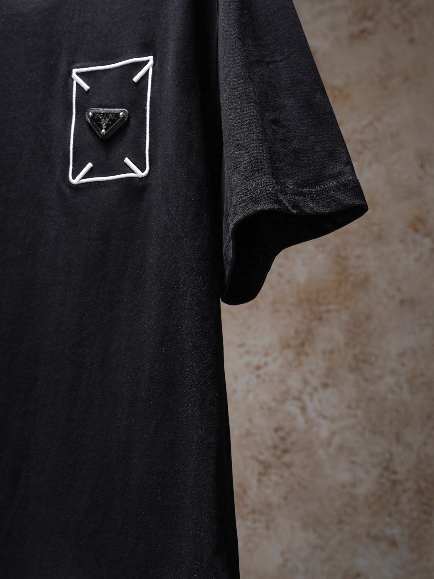 Prada PRADA/普拉达26ss胸前刺绣三角标圆领T恤短袖