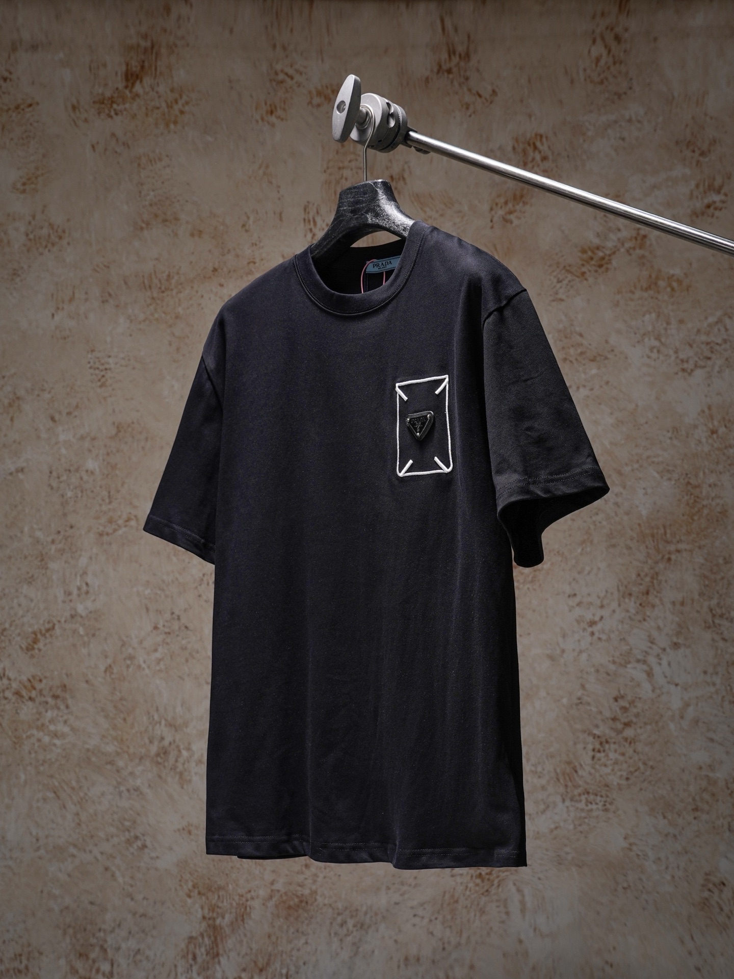 Prada PRADA/普拉达26ss胸前刺绣三角标圆领T恤短袖
