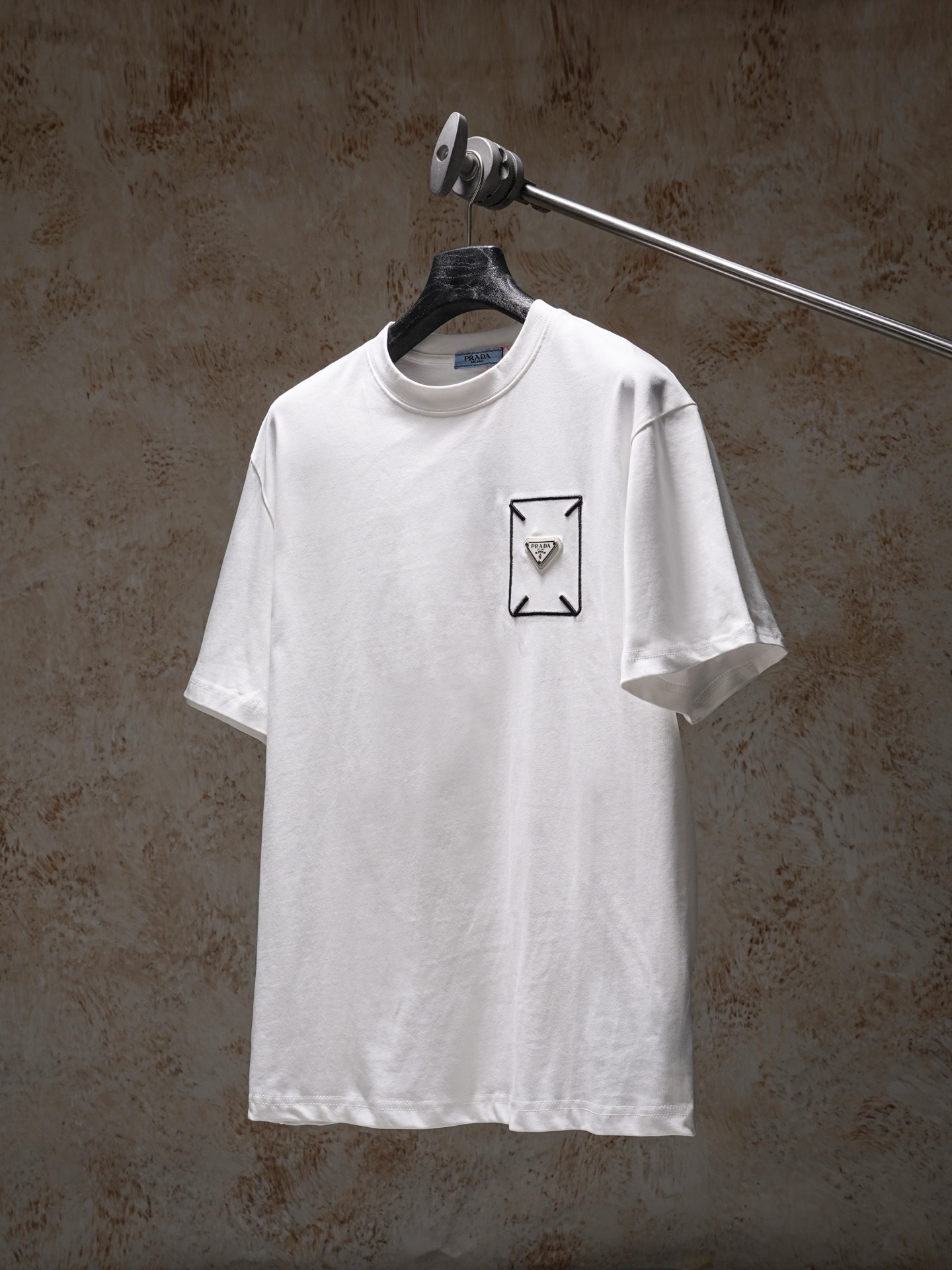 Prada PRADA/普拉达26ss胸前刺绣三角标圆领T恤短袖