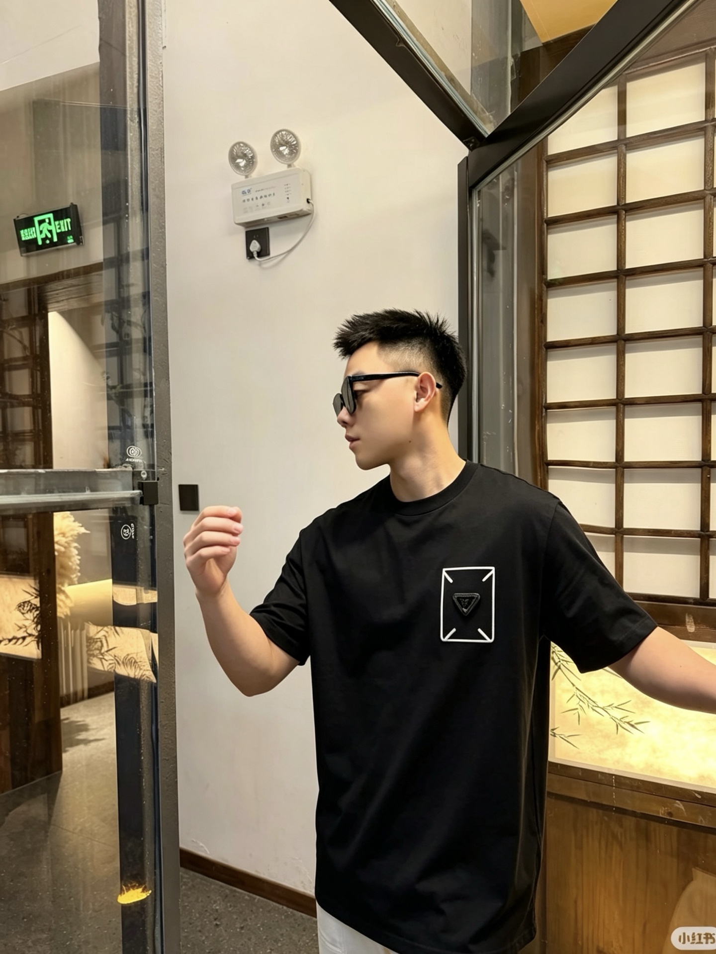Efecto en la parte superior del cuerpo PRADA/Prada 26ss logo triangular bordado en el pecho cuello redondo Camiseta man…