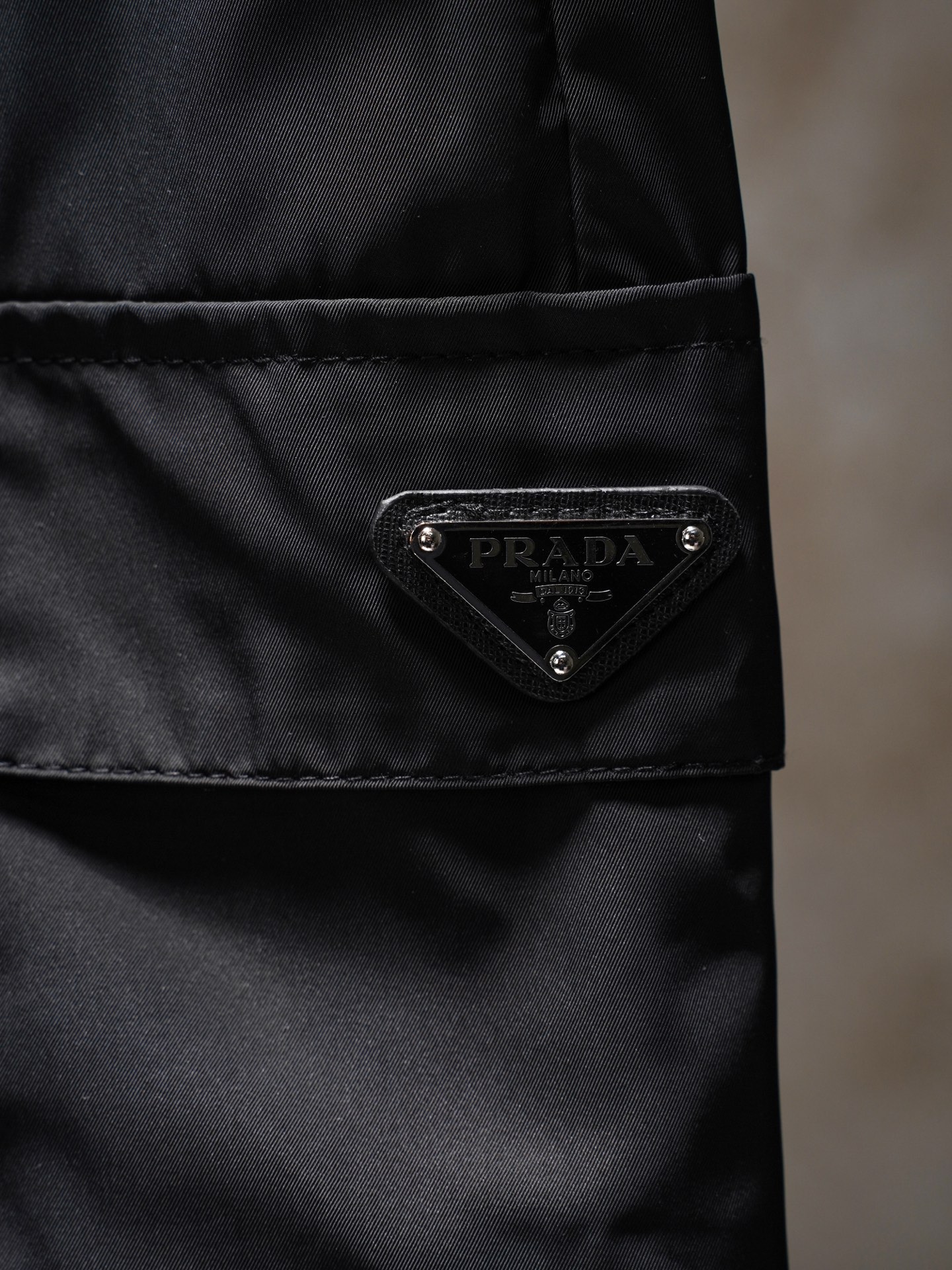 Prada Prada/普拉达26ss三角标侧边大口袋短裤