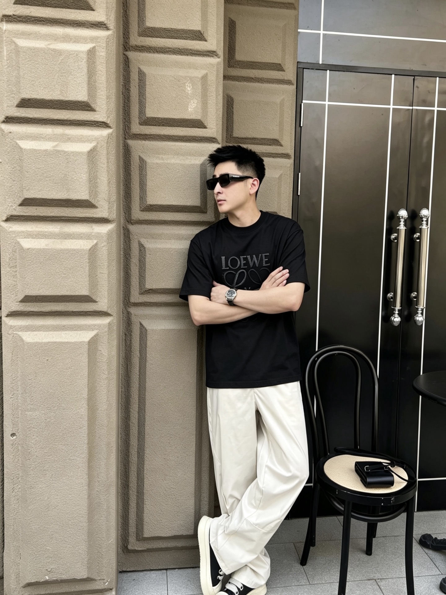 Efecto en el cuerpo: Camiseta de manga corta con logo bordado en el pecho de Loewe