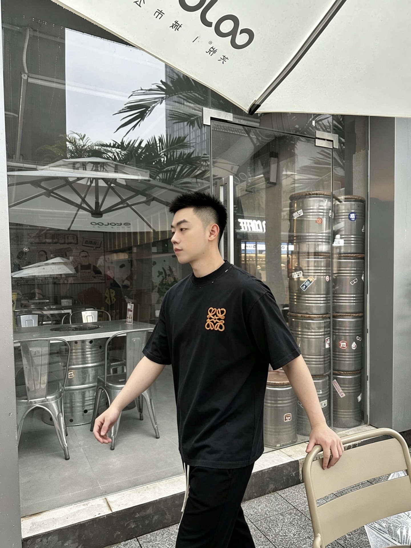 Efecto en el cuerpo: Camiseta de manga corta con logo bordado en el pecho de Loewe