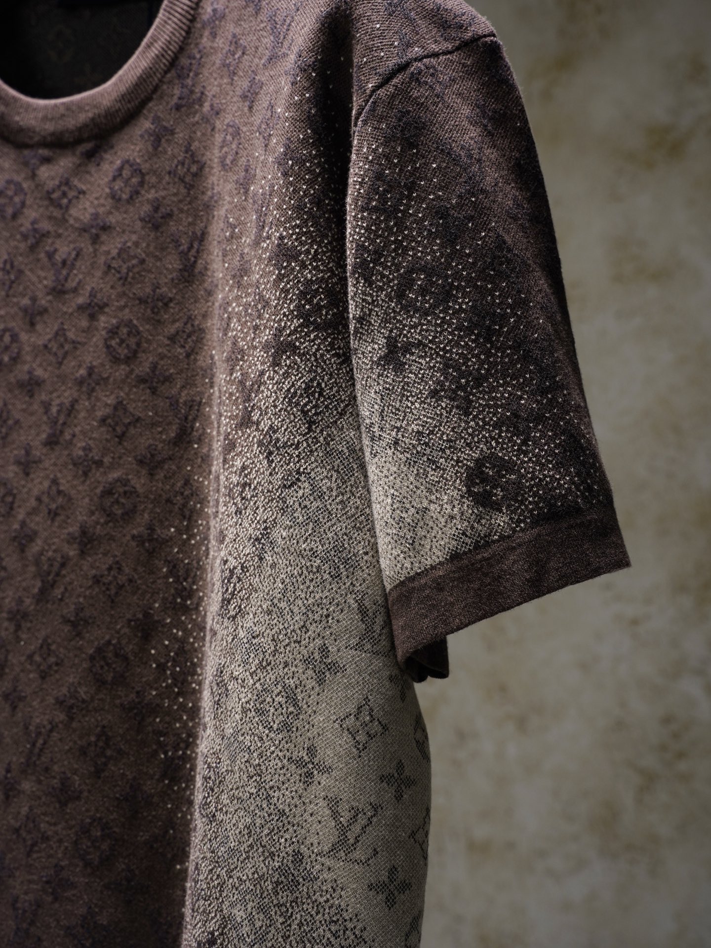 Louis Vuitton 1v 26SS 字母暗纹提花渐变毛织短袖棕色