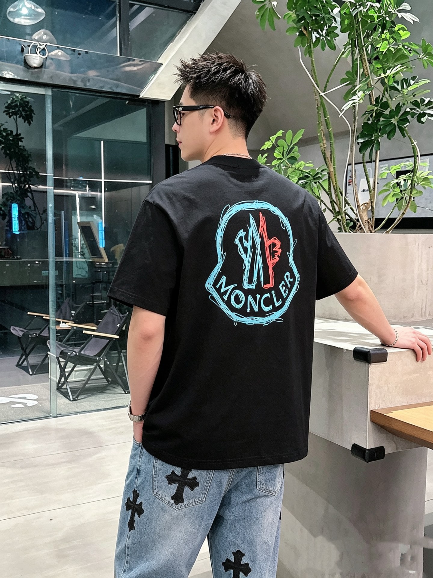 Efecto en el cuerpo Moncler/logo de Moncler camiseta de manga corta con estampado de pasta