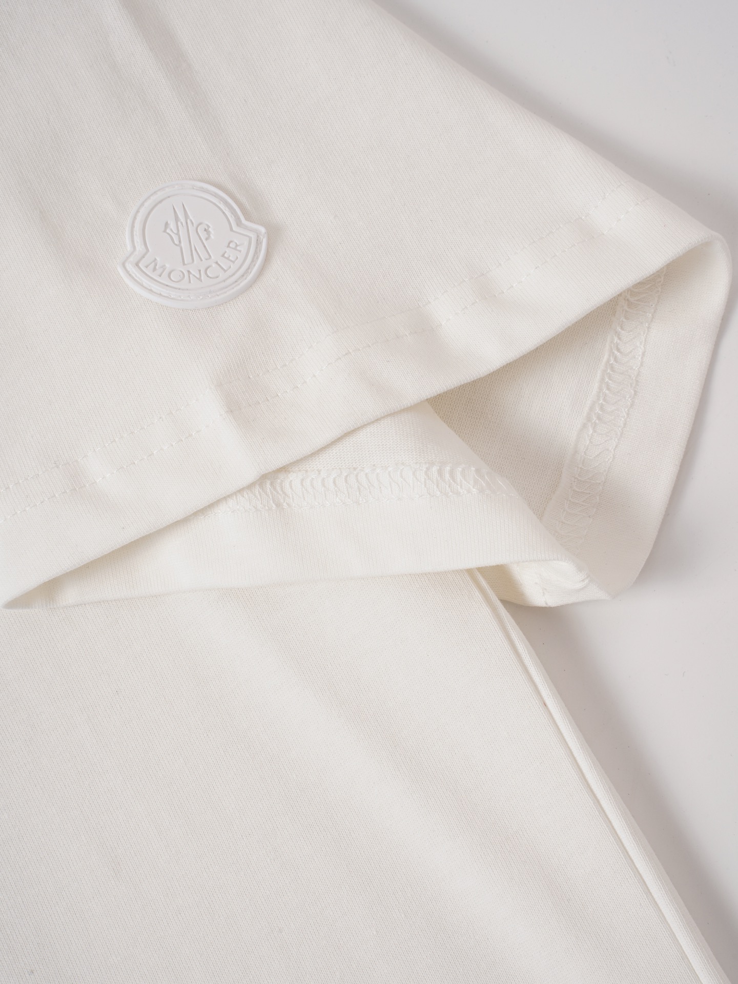 Moncler MONCLER 26SS字母LOGO标识印花模糊感短袖T恤