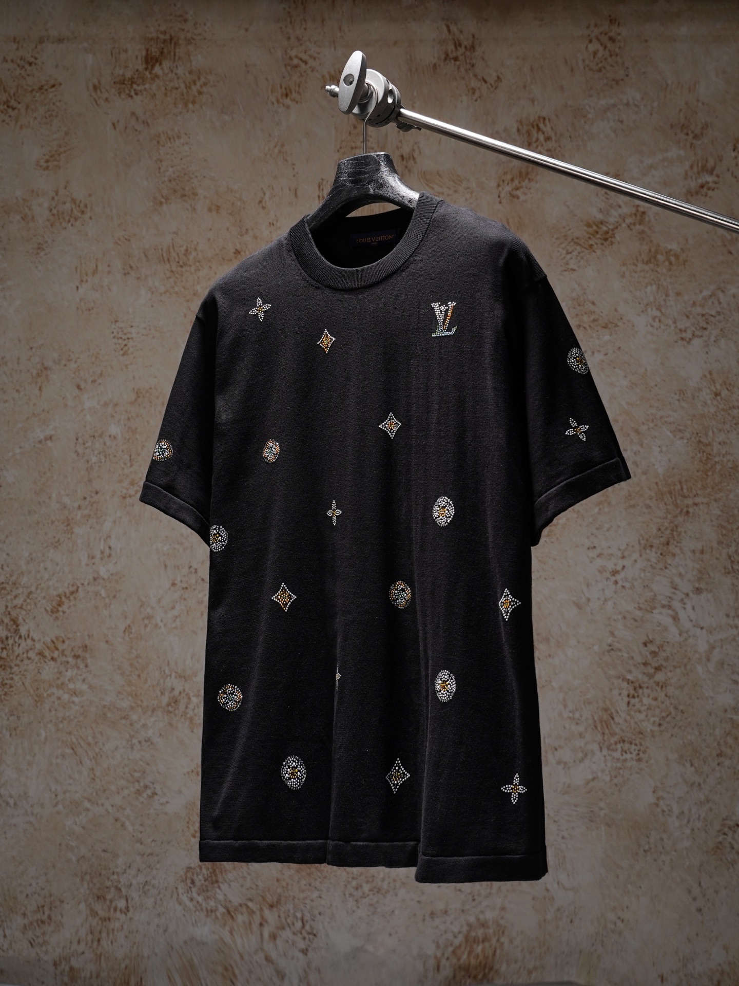 P205 【Top🔝】 LOUIS VUITTON camiseta de manga corta con pedrería termoadhesiva y jacquard con logotipo ●Original: compra…