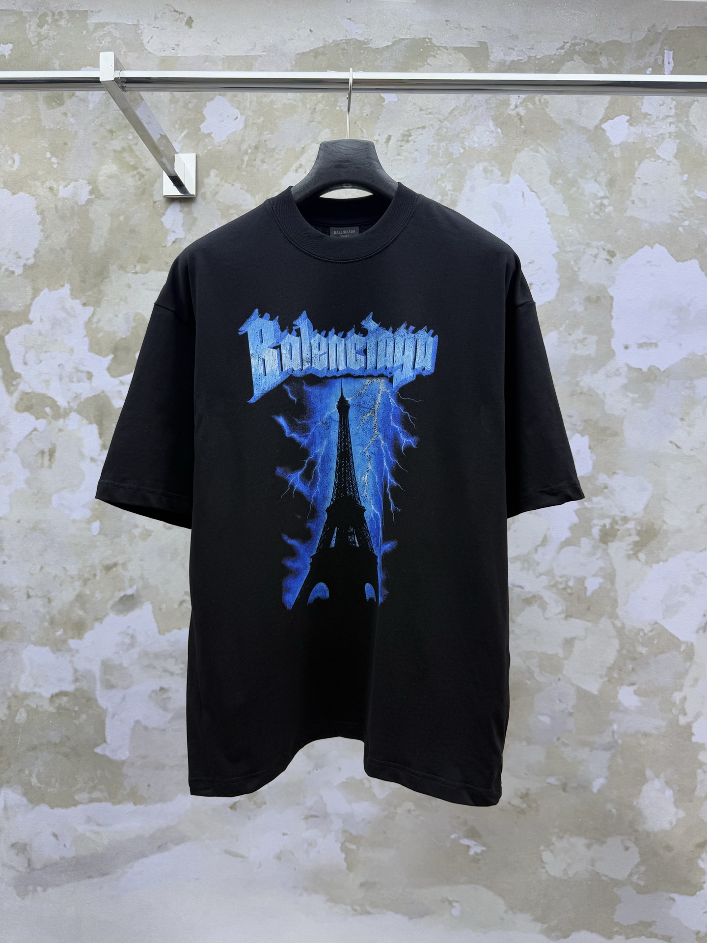 P75 BALENCIAGA巴黎世家 巴黎铁塔直喷印花短袖T恤 工艺：印花工艺康利直喷印花工艺，12种不同色样调配原版1：1同色印花。 工艺：成衣洗水-磨破-固定版型-固色。 .平纹针织面料 .正面饰以Paristhunderstorm印…