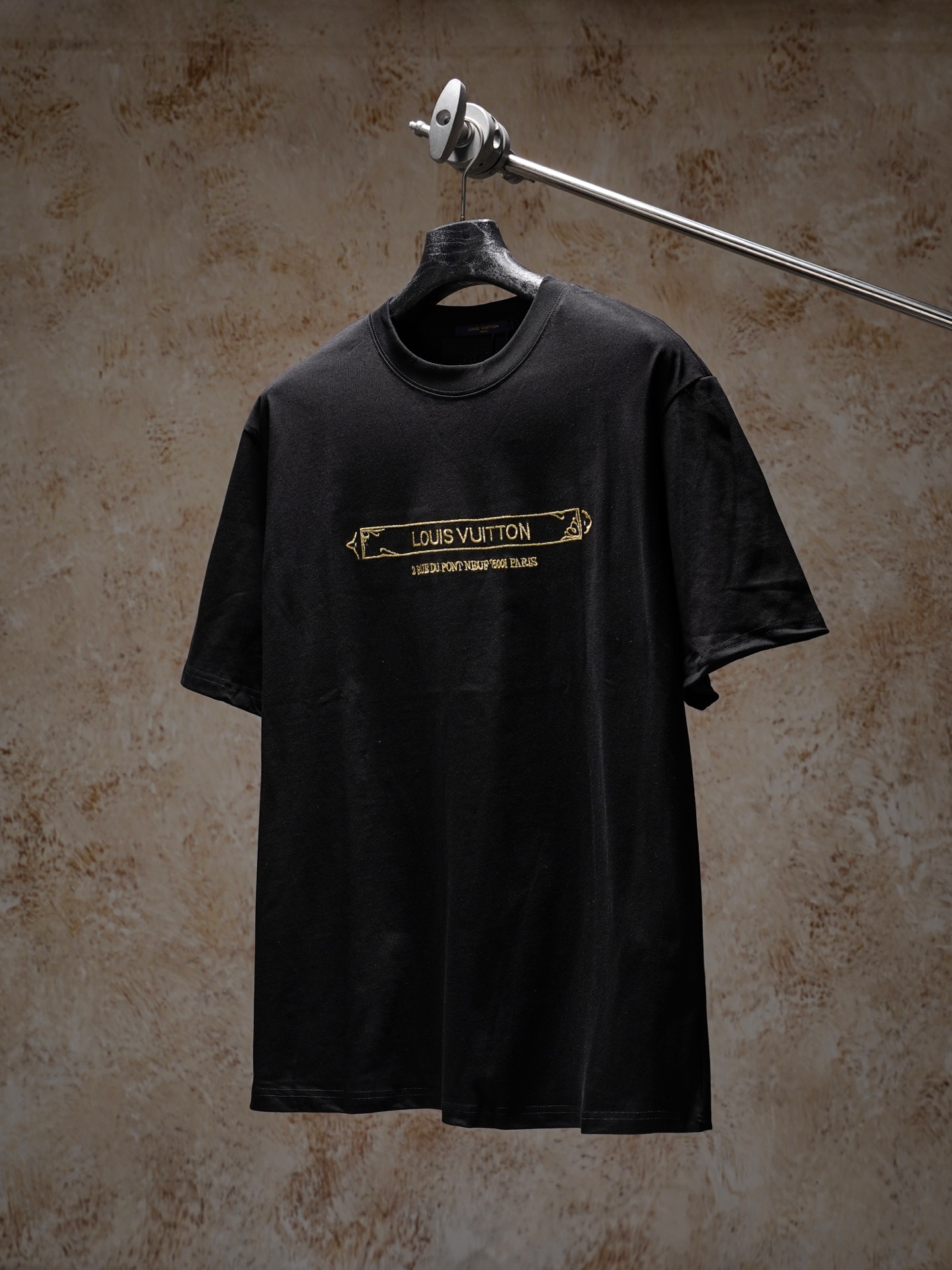 P70 1v Louis Vuitton camiseta de manga corta con bordado de hilo dorado. Tejido: algodón puro. Proceso: bordado. Corte:…