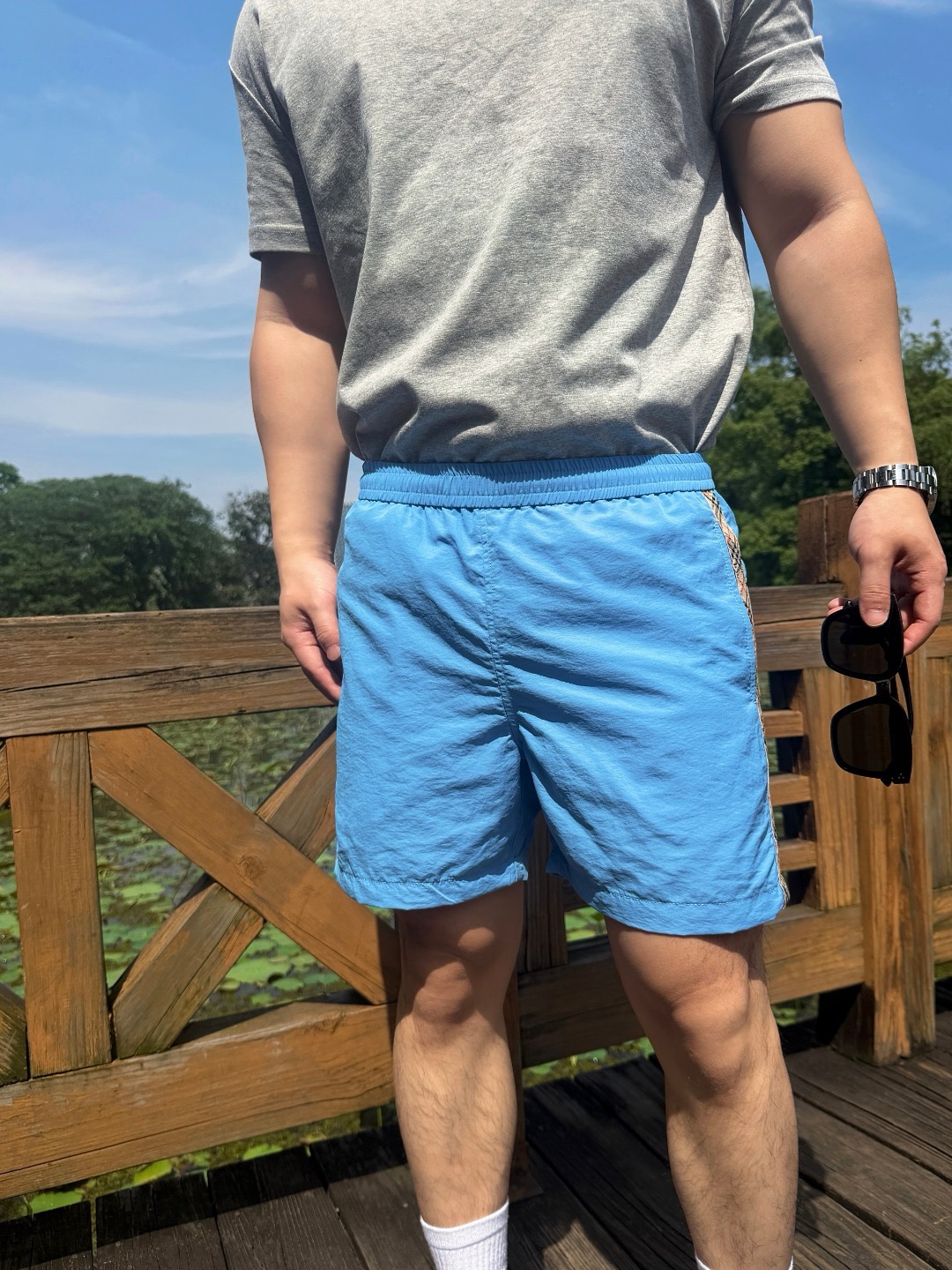 Shorts de rayas Burberry con efecto parte superior del cuerpo