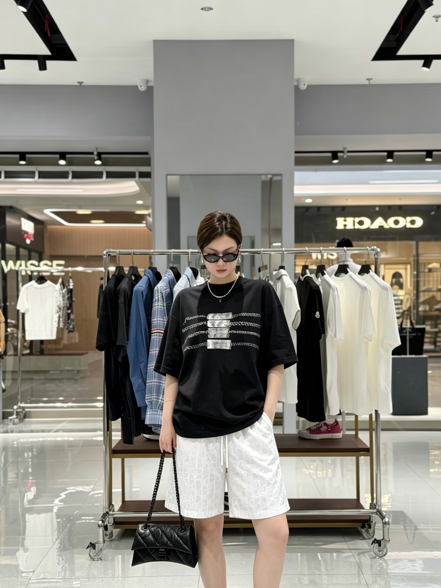 Efecto en la parte superior del cuerpo: los nuevos pantalones cortos clásicos con logo estampado en jacquard de seda hi…