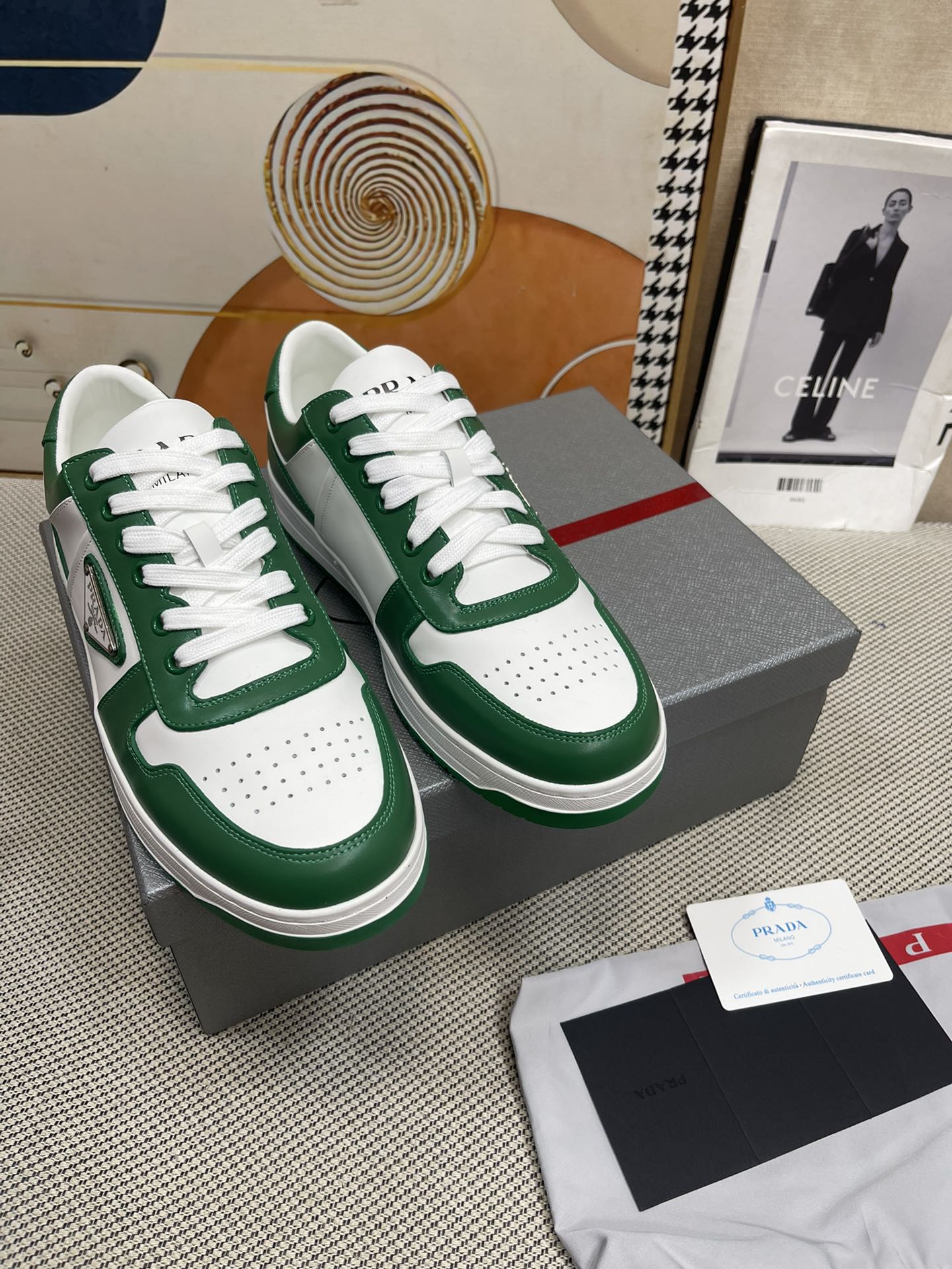 NO:905628,Top version Prada new arrival～ Prada | New triangle logo men's sneakers - upgraded version This year, both the last shape, upper technology and leather material have been fully upgraded. 1. The shoe shape has been modified a lot, which is more delicate and has very good wrapping. 2. The entire upper is fully oiled, which is labor-intensive and time-consuming and also increases the cost!  3The texture of the surface/including the lining used this time is super good, durable and wear-resistant, and the comfort is doubled ~ the overall effect/grade is greatly improved. Materials and craftsmanship Original calfskin upper Lining: original cowhide lining Customized triangle logo Outsole: original TPU sole size 39-44 (38 45 customization is not returnable), casual shoes/sports shoes, prada, prada, sneakers, cowhide19860909顶级版本 Prada new arrival～ 普拉达| 新款三角标男士板鞋 — 升级版本 今年无论是楦型/鞋面工艺/面皮材料/都已全面升级 1鞋型修饰了许多,比较秀气,包裹性非常好 2整个鞋面全油边工艺,费工费时还增加了成本！ 3这次采用的面皮/包括内里质感都超好 耐穿耐磨, 而且舒适度倍增～整体效果/档次感大大的提升 材质与工艺 鞋面原版小牛皮 内里:原版牛皮内里 定制三角徽标 大底:原版tpu鞋底 size39-44（38 45定制不退换）,休闲鞋/运动鞋,prada,prada,sneakers,cowhide,Women's Shoes
