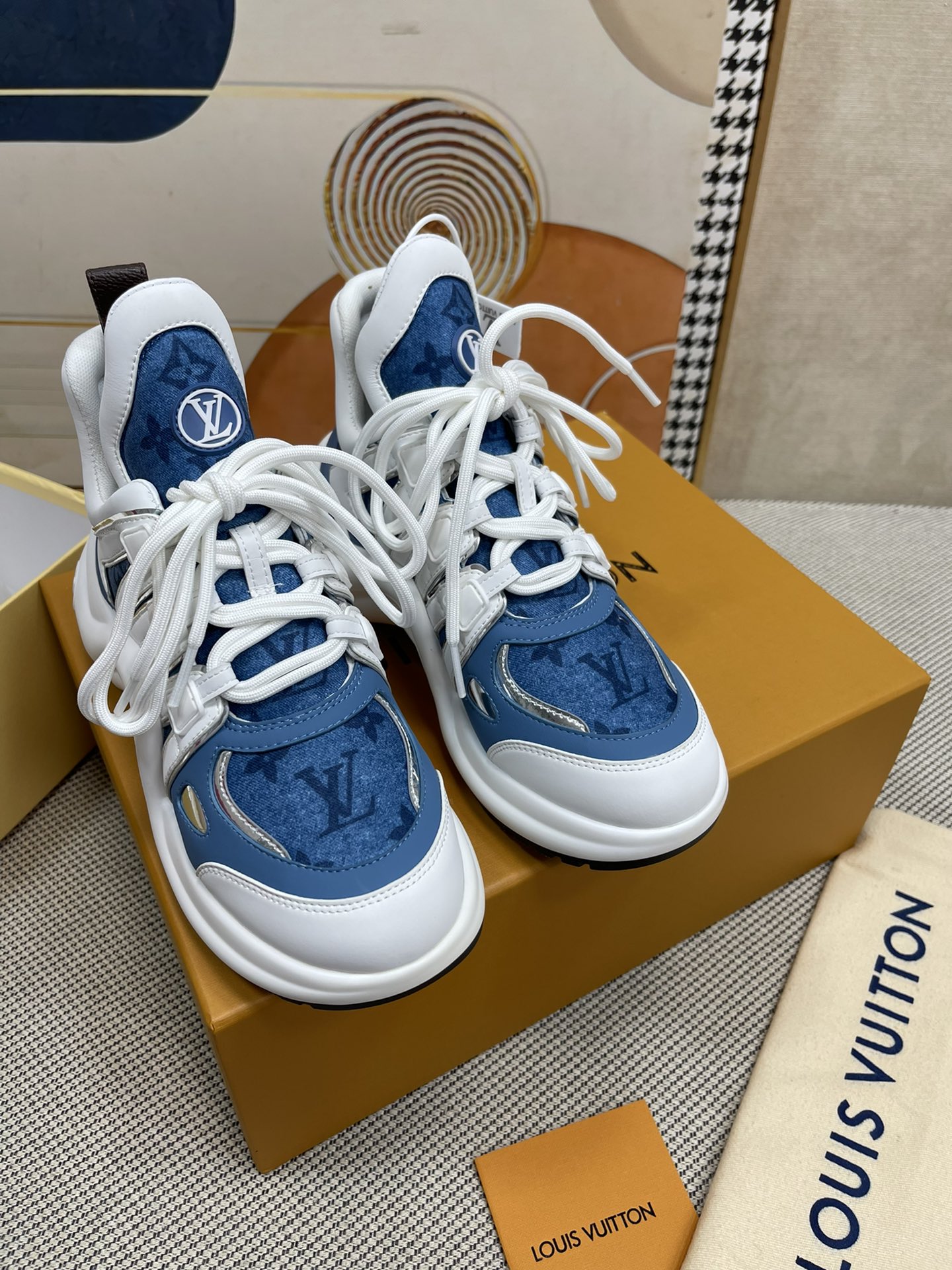 NO:886369,The top version of the arch-soled LV Archlight sports versatile Summer Collection dad shoes. The representative classic LV letters are embellished on the tongue. It is lightweight, comfortable, versatile, has a linear feel and elongates the legs. The arch design in the middle is more and more comfortable. ————————————Original quality. Internet celebrity favorite, unique simple design style. The overall shape is great with sensitive and unique details. The version is very pedicure, and the comfort on the foot is 100% praised. Upper:  Calf leather and technical fabrics intertwined and contrasting colors, macarons with fairy-like appearance, cowhide lining, cowhide feet Base material: original grinding TPU grinding rubber wear-resistant anti-slip outsole Size 35-39 (40 41 customized non-returnable), casual shoes/sports shoes, louis vuitton, sneakers, cowhide19860909顶级版本 拱桥底LV Archlight 运动百搭Summer Collection老爹鞋,具有代表性的经典LV字母点缀鞋舌轻巧,舒适,百搭,线条感和拉长美腿,中间的拱形设计越越舒服 ————————————原单品质 网红大爱款,独特的简约设计风格 具有敏锐独道的细节设计整体造型很棒 版型非常修脚,上脚舒适度百分百点赞 鞋面: 小牛皮与科技面料交织撞色搭配 马卡龙神仙颜值,牛皮内里,牛皮垫脚 底材:原版开磨TPU磨橡胶耐磨防滑大底 Size35-39（40 41定制不退换）,休闲鞋/运动鞋,louis vuitton,sneakers,cowhide,Women's Shoes