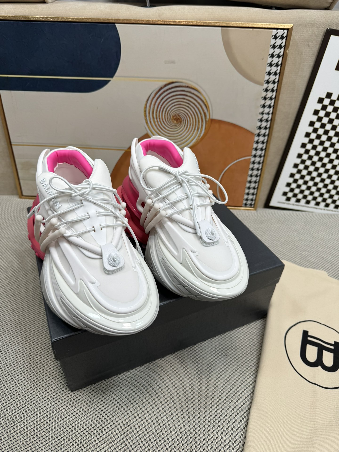 NO:461167,The top version of Balmain Balmain spacecraft dad shoes is launched with bold design and avant-garde style sweeping fashion at home and abroad, major social platforms. The hollowed-out tpu foam combination soles are matched with relatively exaggerated thickness. Once you put your feet on, you will become longer legs. Just as French fashion concepts and famous quotes French fashion designer Pierre Balmain has a saying that dressmaking is the architecture of movement. (The art of clothing making is 'walking architecture'.) In his opinion, his mission is to beautify the world like an architect, and the close connection between architecture and fashion has been integrated and emphasized throughout Balmain's career. Multi-material splicing, outsole tpu foam combination soles, bottom thickness 8CM, size number - 5 (46 customization, no return and exchange)  Color 12 colors, dad shoes, balmain, balmain19860909顶级版本Balmain巴尔曼飞船老爹鞋深海炸弹强势推出,设计大胆、造型前卫席卷国内外的时尚,社交各大平台.镂空的tpu发泡组合大底配上相对夸张的厚度.一经上脚秒变长腿.正如法国时装理念和名言法国时装设计师皮埃尔·巴尔曼(Pierre Balmain)有一句话dressmaking is the architecture ofmovement.（服装制作艺术是“行走的建筑”.)在他看来,他的使命就是像建筑师一样美化世界,而建筑与时装之间的密切联系在巴尔曼的整个职业生涯中都得到了融合与强调. 材质多材质拼接 大底tpu发泡组合大底 底厚8CM 码数-5（46定制不退换） 颜色12色齐发,老爹鞋,balmain,balmain,Women's Shoes