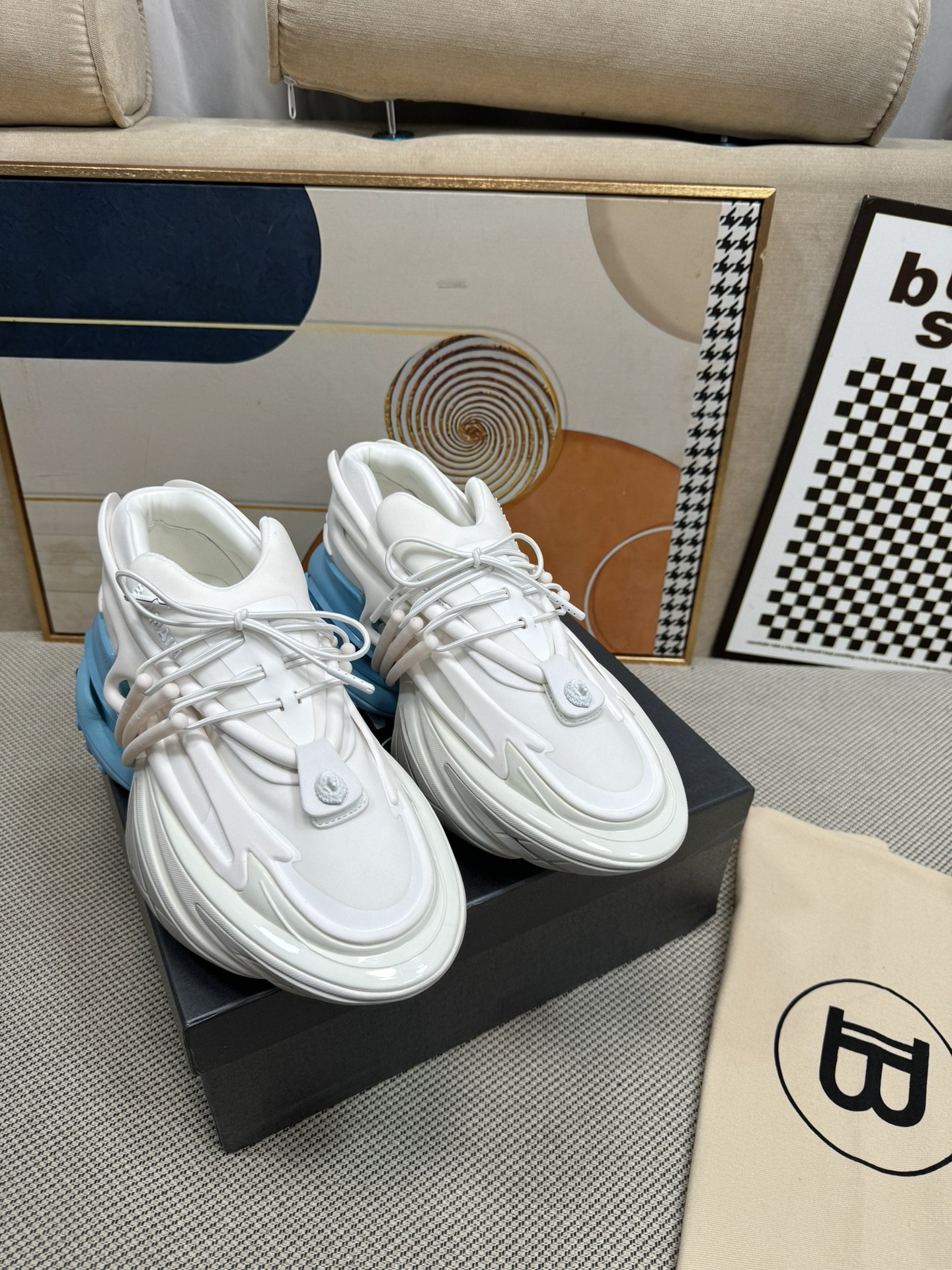 NO:461176,The top version of Balmain Balmain spacecraft dad shoes is launched with bold design and avant-garde style sweeping fashion at home and abroad, major social platforms. The hollowed-out tpu foam combination soles are matched with relatively exaggerated thickness. Once you put your feet on, you will become longer legs. Just as French fashion concepts and famous quotes French fashion designer Pierre Balmain has a saying that dressmaking is the architecture of movement. (The art of clothing making is 'walking architecture'.) In his opinion, his mission is to beautify the world like an architect, and the close connection between architecture and fashion has been integrated and emphasized throughout Balmain's career. Multi-material splicing, outsole tpu foam combination, bottom thickness 8CM  Size number - 5 (46 customized non-return and exchange), dad shoes, balmain, balmain19860909顶级版本Balmain巴尔曼飞船老爹鞋深海炸弹强势推出,设计大胆、造型前卫席卷国内外的时尚,社交各大平台.镂空的tpu发泡组合大底配上相对夸张的厚度.一经上脚秒变长腿.正如法国时装理念和名言法国时装设计师皮埃尔·巴尔曼(Pierre Balmain)有一句话dressmaking is the architecture ofmovement.（服装制作艺术是“行走的建筑”.)在他看来,他的使命就是像建筑师一样美化世界,而建筑与时装之间的密切联系在巴尔曼的整个职业生涯中都得到了融合与强调. 材质多材质拼接 大底tpu发泡组合大底 底厚8CM 码数-5（46定制不退换）,老爹鞋,balmain,balmain,Women's Shoes