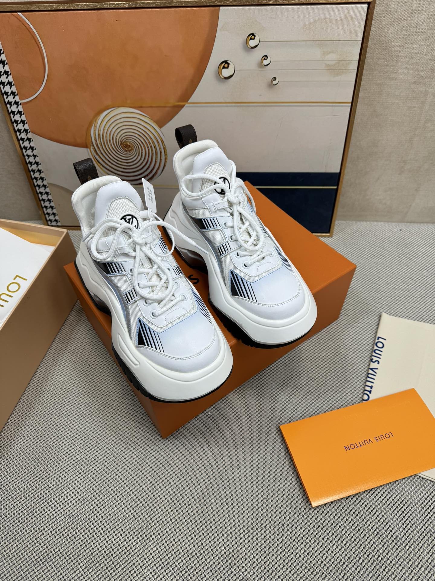 NO:256633,Top version LV Cruise curved women's shoes Archlight 2.0 catwalk women's shoes, full of futuristic and technological design. Don't be fooled by its silhouette appearance, increase the height by 8 cm!  It’s important to say three times that it’s not heavy, not heavy, not heavy, and it’s unexpectedly comfortable to wear!  Super thin legs!  Upper material mesh, cowhide, technology fabric combined with sole material high density foam   rubber combination Size35-39 (40 41 Note #Special size customization without return or exchange), dad shoes, louis vuitton, cowhide19860909顶级版本 LV Cruise弯底女鞋 Archlight2.0 走秀款女鞋,充满未来感和科技感的设计 不要被它的廓形的外表骗了,增高8厘米！ 并不沉并不沉并不沉重要的事情说三遍 上脚意外的舒适好穿！超显腿瘦！ 鞋面材质网面、牛皮革、科技面料 结合 鞋底材质高密度发泡 橡胶组合 Size35-39（40 41 注#特殊码数定制不退换）,老爹鞋,louis vuitton,cowhide,Women's Shoes