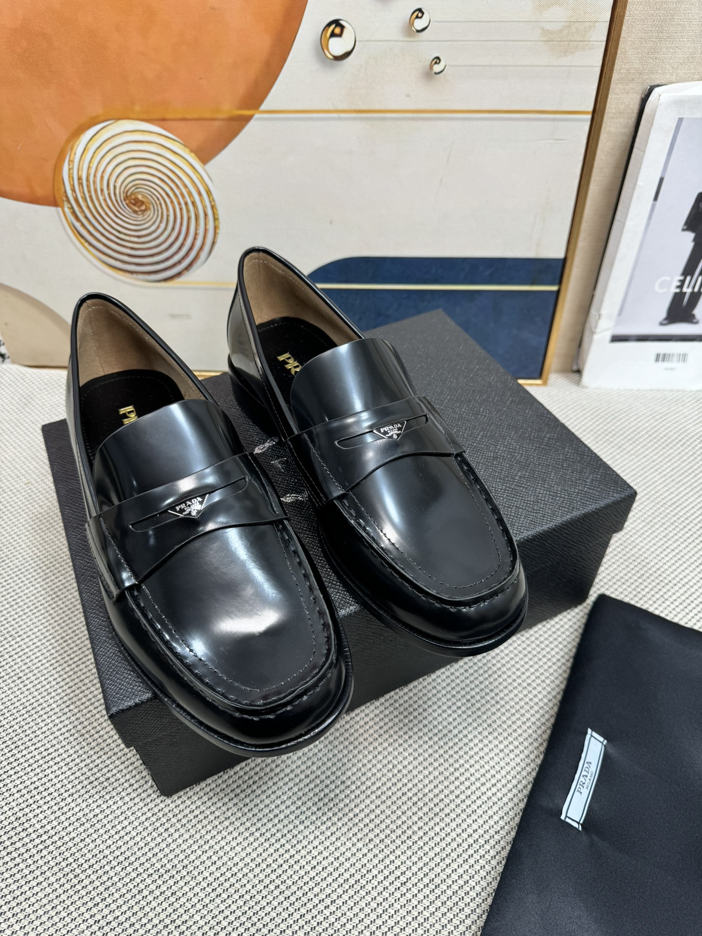 NO:626038,The top version of classic men's PRADA triangle buckle loafers, simple partition design, with extremely recognizable LOGO, very eye-catching brand effect, versatile and timeless layout, open-edge bead material on the upper, very textured, perfect on the foot. Fabric: imported open-edge beaded cowhide. Lining: imported cowhide lining/foot pads. Outsole: Italian A-grade leather outsole. Size: 39-45 (46  Note 4730 customization is not returnable), leather shoes, prada, prada, loafers, cowhide, Leather soles19860909顶级版本 经典男款PRADA普拉达三角扣乐福鞋、简约的隔板设计、搭配极度辨识度的LOGO、品牌效应非常扎眼百搭不过时的版面、鞋面开边珠材料、非常有质感、上脚非常完美 面料:进口开边珠牛皮 内里:进口牛皮里/垫脚 大底:意大利A级真皮大底 码数:39-45（46 注4730定制不退换）,皮鞋,prada,prada,loafers,cowhide,Leather soles,Women's Shoes
