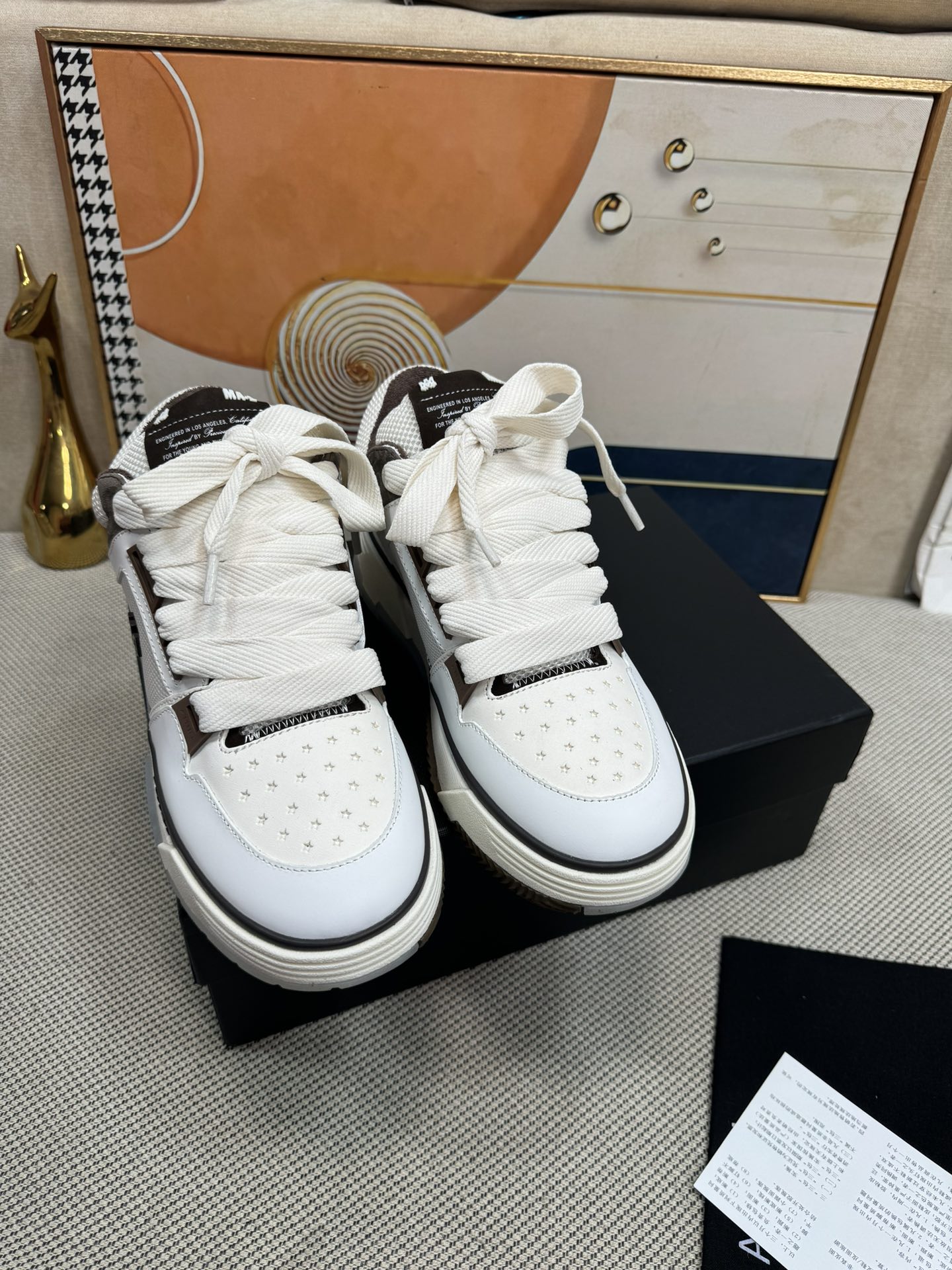 NO:481220,Top version Amiri Emir - the new spring and summer MA-1 series; couple casual shoes, bread shoes, versatile board shoes... The classic large tongue design of bread shoes shortens the length of the shoe body, thickens the midsole, and the toe part is rounder. Amiri's brand letters and MA logo are also displayed on the side of the shoe body... Fabric: top layer cowhide with breathable mesh inner lining: breathable towel inner lining out sole: foam midsole combination TPU sole Heel height: 4CM thick sole Women's 35-40 Men's 39-45, casual shoes/sports shoes, amiri, sneakers, cowhide19860909顶级版本 Amiri埃米尔——春夏新款MA-1系列；情侣款休闲鞋 面包鞋 百搭 板鞋…… 面包鞋的经典大鞋舌设计,缩短了鞋身的长度,加厚了中底,鞋头部分更加圆润,Amiri的品牌字母和MA标识也现于鞋身侧面…… 面料:头层牛皮拼接透气网面 内里:透气毛巾内里 大底:发泡中底组合TPU底 跟高:4CM厚底 女款35-40 男款39-45,休闲鞋/运动鞋,amiri,sneakers,cowhide,Women's Shoes