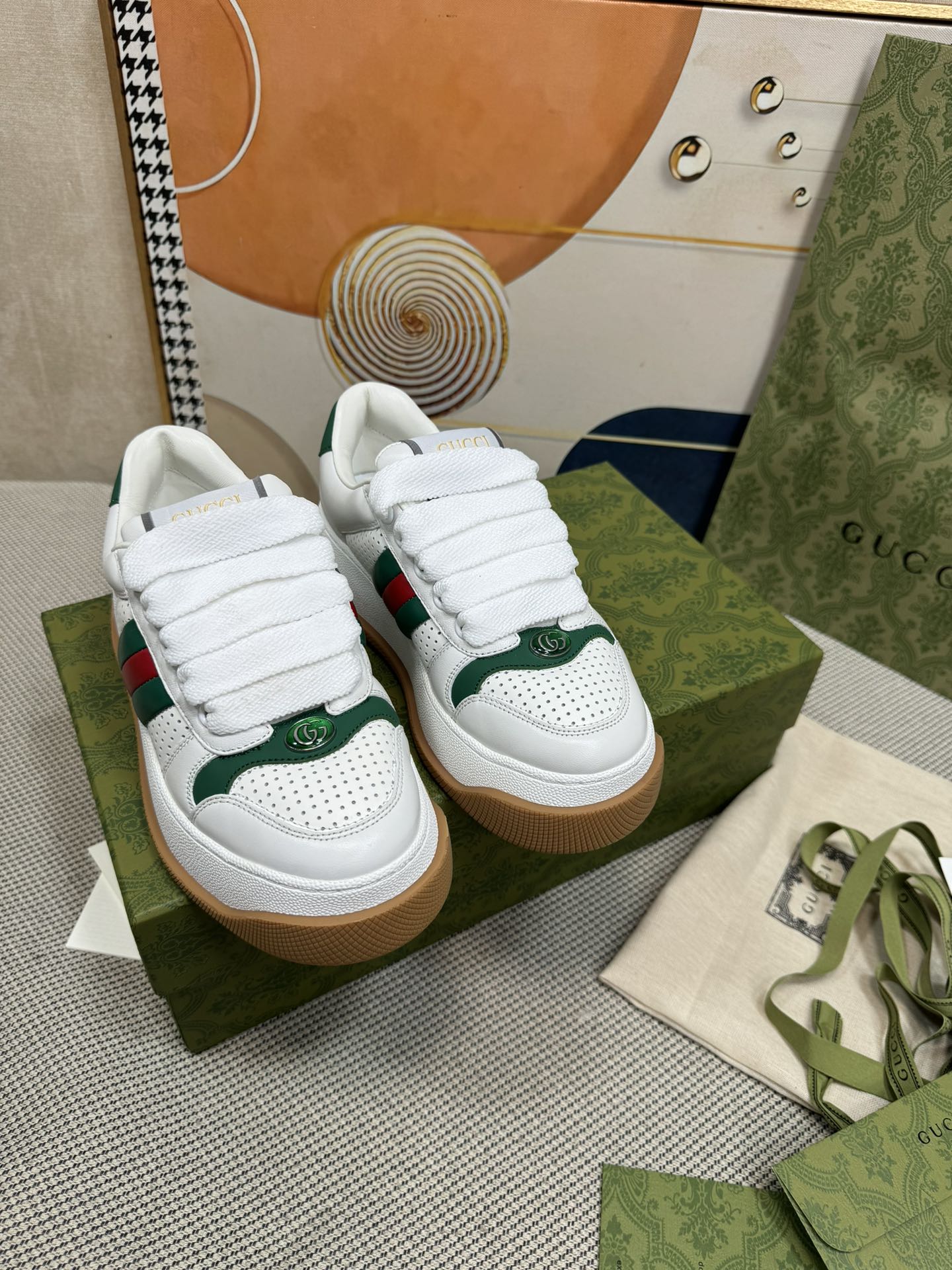 NO:483814,Top version Gucci/Gucci Latest Screener series fat shoes with chip RMB: Original purchase Original 1:1 replica Screener series sports shoes, with striped webbing on the sides and embellished with retro Gucci logo. This sneaker is made of high-quality canvas material. The purple leather details are contrasted to increase depth for the item, and the details are fuller. The delivery counter is exquisitely packaged Fabric: Original imported cowhide + versatile fabric Inner original customized breathable towel velvet sole original molded TPU outsole Sole 6cm thick Size: Women's 35-40 / Men's 39-45 (46 custom-made without return and exchange), casual shoes/sports, gucci, gucci, sneakers, cowhide19860909顶级版本 Gucci/古驰 最新款 Screener系列胖墩鞋 带芯片 RMB:原版购入 原版1:1复刻 Screener系列运动鞋,侧面饰有条纹织带,并点缀复古Gucci标识.这款运动鞋采用高品质帆布材质.紫色皮革细节以鲜明对比为单品增加深度,细节更显丰满. 配送专柜精美包装 面料: 原版进口牛皮+百搭面料 内里原版定制透气毛巾绒里 鞋底原版开模TPU大底 底厚6cm Size: 女款35-40 / 男款39-45（46定制不退换）,休闲鞋/运动鞋,gucci,gucci,sneakers,cowhide,Women's Shoes