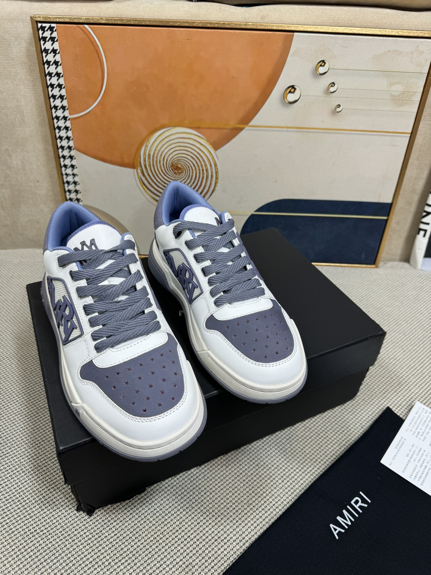 NO:481225,Top version Amiri Emir - the new spring and summer MA-1 series; couple casual shoes, bread shoes, versatile board shoes... The classic large tongue design of bread shoes shortens the length of the shoe body, thickens the midsole, and the toe part is rounder. Amiri's brand letters and MA logo are also displayed on the side of the shoe body... Fabric: top layer cowhide with breathable mesh inner lining: breathable towel inner lining out sole: foam midsole combination TPU sole Heel height: 4CM thick sole Women's model 35-40 Men's model 39-45 (46 custom-made without return and exchange), casual shoes/sports shoes, amiri, sneakers, cowhide19860909顶级版本 Amiri埃米尔——春夏新款MA-1系列；情侣款休闲鞋 面包鞋 百搭 板鞋…… 面包鞋的经典大鞋舌设计,缩短了鞋身的长度,加厚了中底,鞋头部分更加圆润,Amiri的品牌字母和MA标识也现于鞋身侧面…… 面料:头层牛皮拼接透气网面 内里:透气毛巾内里 大底:发泡中底组合TPU底 跟高:4CM厚底 女款35-40 男款39-45（46定制不退换）,休闲鞋/运动鞋,amiri,sneakers,cowhide,Women's Shoes