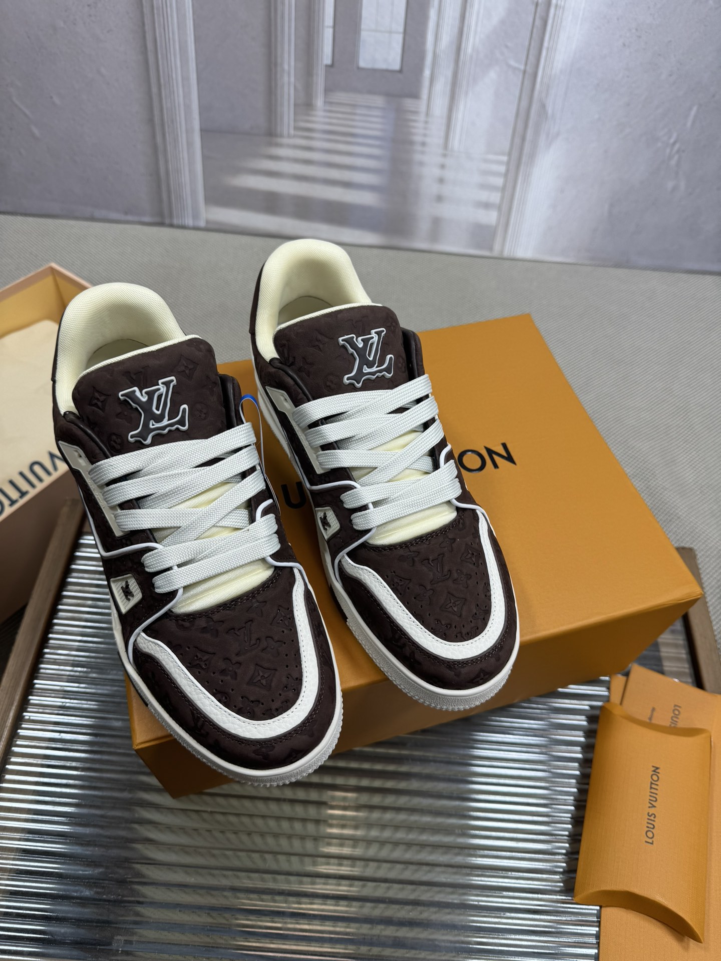 NO:483826,Top version LV ~ Trainer Louis Vuitton by Virgin Abloh's best sports, brand promotes new products, and the official website's limited-edition retro basketball sports!  The high and low gangs all spent a lot of money to buy the original version with accurate reproduction of the 1:1: The details are invincible, the sincerity is full of imported custom original cowhide, the original version is consistent with the packaging method, the details are 100% restored, the private model customized original integrated TPU bottom is different from other companies, and this effect cannot be achieved without the original version!  L The best shoes in the past, don’t miss them!  Size women's 35-40 men's 39-45 (38 46 notes 4730 custom-made non-return and exchange, casual shoes/sports shoes, louis vuitton, louis vuitton, sneakers, cowhide19860909顶级版本LV～Trainer路易威登 by Virgin Abloh最好看的运动,品牌力推新品, 官网限定款复古篮球运动！ 高帮低帮均花血本购入原版1:1精准复刻、细节很无敌、诚意满满、进口定制原版牛皮,原版一致套包做法,细节百分百还原、私模定制原版一体成型TPU大底、区别于别家、, 没有原版是开不出这效果的！ L历年来最好看的鞋子、千万不要错过！ Size女款35-40  男款39-45（38 46 注4730定做不退换,休闲鞋/运动鞋,louis vuitton,louis vuitton,sneakers,cowhide,Women's Shoes