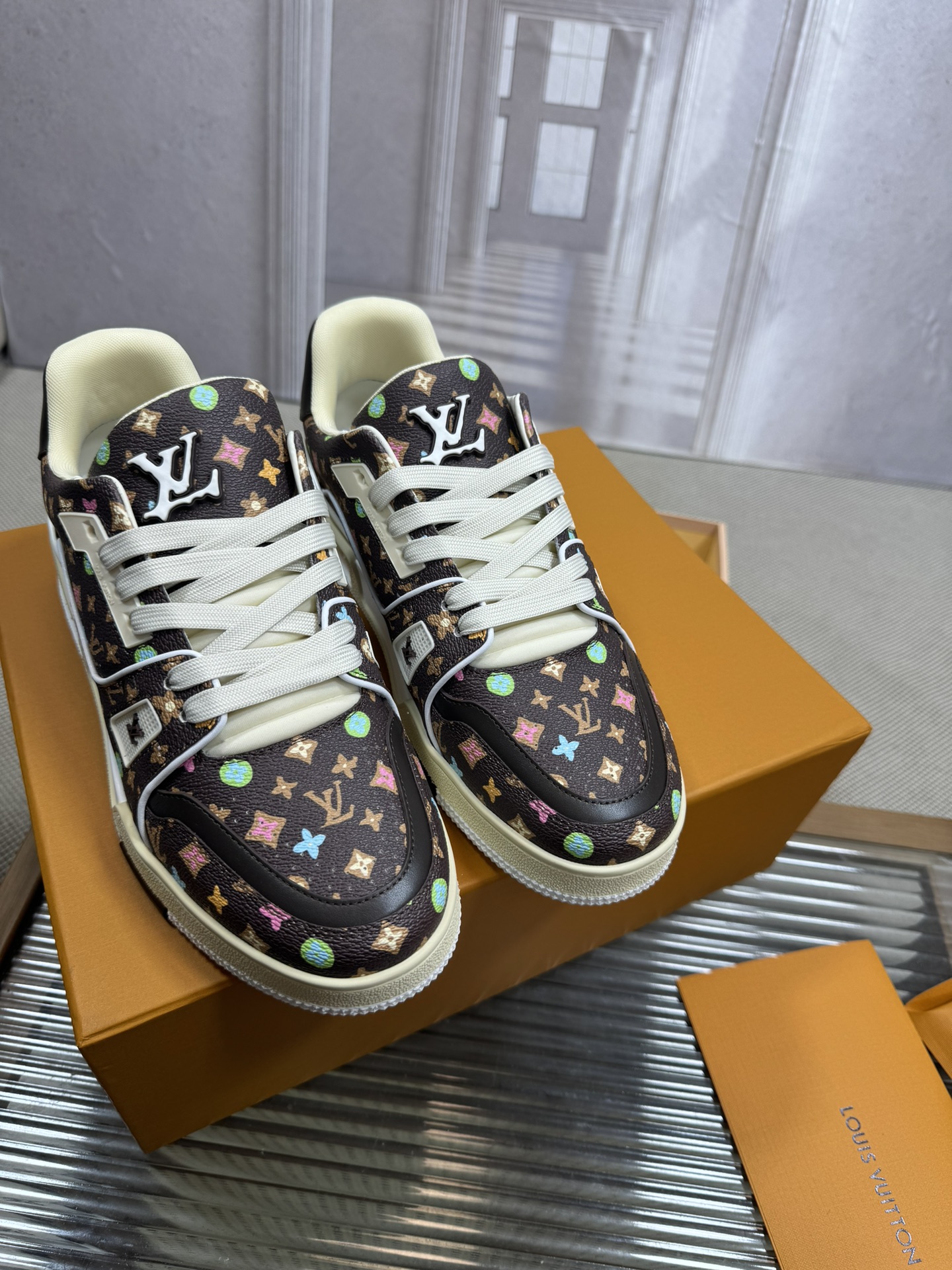 NO:231122,Top version LV ~ Trainer Louis Vuitton by Virgin Abloh's best sports, brand promotes new products, and the official website's limited-edition retro basketball sports!  The high and low gangs all spent a lot of money to buy the original version with accurate reproduction of the 1:1: The details are invincible, the sincerity is full of import custom original cowhide, the original version is consistent with the packaging method, the details are 100% restored, the private model customized original integrated TU bottom, which is different from other companies, without the original version, this effect cannot be produced!  L has the best hits in the past years, don’t miss it!  Size women's 35-40 men's 39-45 (38 46 custom-made non-return and exchange, casual shoes/sports shoes, louis vuitton, louis vuitton, sneakers, cowhide19860909顶级版本LV～Trainer路易威登 by Virgin Abloh最好看的运动,品牌力推新品, 官网限定款复古篮球运动！ 高帮低帮均花血本购入原版1:1精准复刻、细节很无敌、诚意满满、进口定制原版牛皮,原版一致套包做法,细节百分百还原、私模定制原版一体成型TU大底、区别于别家、, 没有原版是开不出这效果的！ L历年来最好看的爆款、千万不要错过！ Size女款35-40  男款39-45（38 46 定做不退换,休闲鞋/运动鞋,louis vuitton,louis vuitton,sneakers,cowhide,Women's Shoes