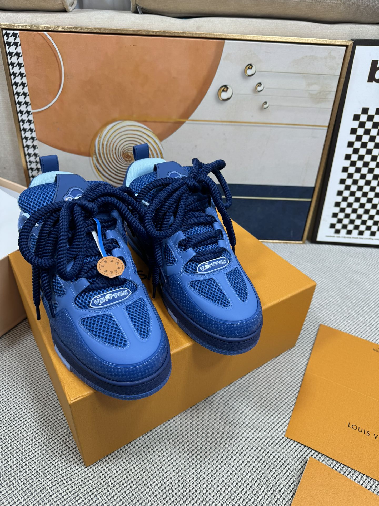 NO:489124,Top version Bread shoes LV-Louis Vuitton PK market version Couple model New catwalk basketball shoes Purchase quality Original 11 development replica!  !  Very comfortable on the foot, fine workmanship. The upper is spliced ​​by calfskin imported from Italy, with brand logo and signature on the sides. The imported breathable mesh inner lining is very comfortable for the feet. Original special supply of original two-color TPU mold-absorbing sole. Packing technology Goodyear sewing locking size women's model 35-40 men's model 39-45 standard size (38 46 4730 custom made, casual shoes/sports shoes, louis vuitton, louis vuitton, sneakers, cowhide19860909顶级版本 面包鞋 LV-路易-威登 PK市场一切版本 情侣款 走秀新款 篮球板鞋 代购品质 原版11开发复刻！！上脚非常舒适 做工精细 鞋面由意大利进口小牛皮拼接,侧边饰有品牌LOGO标志及签名,进口了透气网布内里,脚感超舒适.原厂特供原版双色TPU吸模大底.套包工艺 固特异缝合锁边 size女款35-40  男款39-45标准码（38 46 4730定做不退,休闲鞋/运动鞋,louis vuitton,louis vuitton,sneakers,cowhide,Women's Shoes