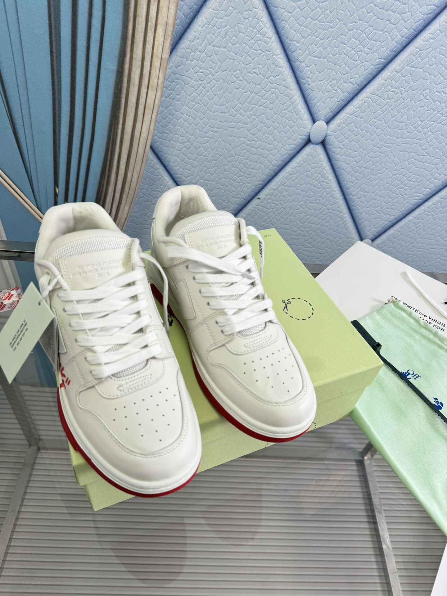 NO:437219,Top version OFF WHITE new couples, trendy brand high-version high boots, the official website simultaneously supplies classic arrows → mark contrasting color logo, full of trendy style, is a must-have for classic board shoes fashion and versatile fabric imported calfskin/high mercerized calfskin lining cowhide/foot pads, large sole OFF brand private model outsole size women's model ~ 35-40 men's model ~ 38-45 (46 custom-made, no return or exchange), casual shoes/sports shoes, off white, boots, sneakers, cowhide19860909顶级版本 OFF WHITE新品上新情侣款 潮牌高版本高靴,官网同步现货供应经典箭头→标撞色标志潮范十足,是经典板鞋时尚百搭必选款喔 面料进口小牛皮/高丝光上牛绒 里料牛皮里/垫脚 大底OFF品牌私模大底 码数女款～35-40 男款～38-45（46定制不退换）,休闲鞋/运动鞋,off white,boots,sneakers,cowhide,Women's Shoes