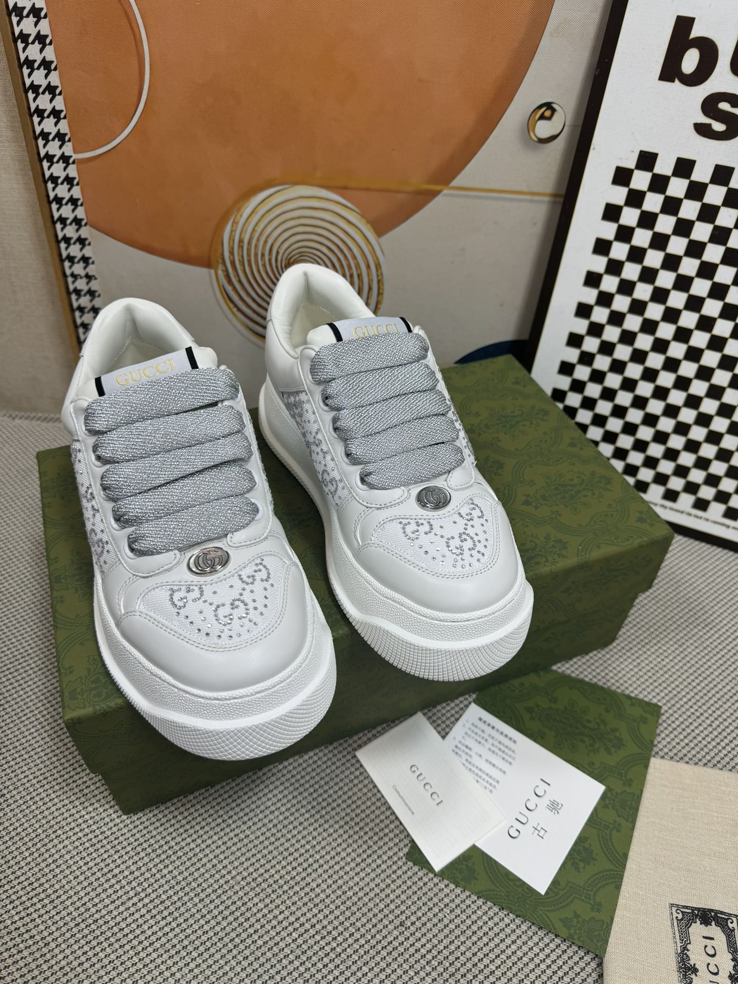 NO:483872,Gucci diamond shoes———— Purchase version NFC with scanning code chip High-quality series of old dirty shoes - the hot products of the year are coming!  Nine out of ten to ten must be sold, new colors are added - the ultimate version of the market!  Buy the original version to develop... Fabric Material, Outsole, Compare the details at will!  The mold-opening temperament is a world-class replica diamond chain... Metal cherry pendant... Metal versatile crystal cylindrical mark... Gucci original customized narrow webbing... Super flash series - flash diamond chain. Cherry decoration can be detached, one to two to match, highlighting personality. Exclusive colored cowhide fabric. Handmade and old, very textured and has a sense of high-end!  The workmanship details can be reflected, and no one line is missed. The original towel cloth is delicate, soft, more comfortable and breathable, private molded steel stamped two colors, bagging process, Goodyear edge locking method, fabric: original imported high-quality cloth/silk cowhide, outsole: original TPU sole (the lower layer is wide, the upper layer is narrow) European version supporting packaging... Women's model 35-40 (34 41 custom made without return), casual shoes/sports shoes, gucci, sneakers, cowhide19860909Gucci钻鞋————代购版本 NFC带扫码芯片 高品质系列做旧小脏鞋-年爆款来袭！ 十转九卖必上款 新色加推-市场终极版本！ 购原版开发….面料 材质 大底 细节任意对比！ 开模气质世奇一比一精复刻水钻链.....金属樱桃吊坠……金属百搭水晶圆柱形标……Gucci原版定制窄织带…… 超闪系列—闪钻链.樱桃装饰可拆卸,一变二任意搭配,彰扬个性 专属擦色牛皮面料.手工做旧非常有质感,自带高级感！ 做工细节图可体现,不放过一条线. 原版毛巾布里细腻柔软更舒适透气,私模钢印双色 套包工艺 固特异锁边做法 面料:原版进口高品质布/丝绸牛皮 大底:原版TPU大底(下层宽,上层窄) 欧版配套包装…… 女款35—40（34 41定做不退换）,休闲鞋/运动鞋,gucci,sneakers,cowhide,Women's Shoes