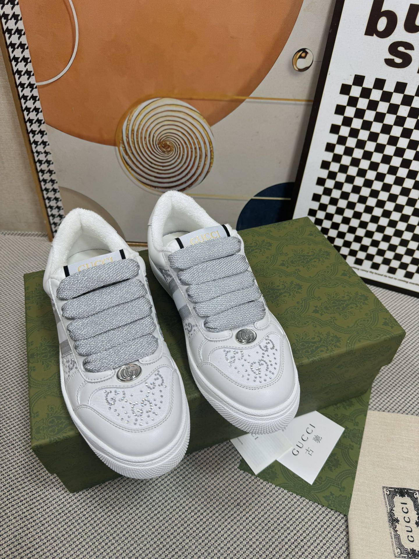 NO:235870,Gucci diamond shoes———— Purchase version NFC with scanning code chip High-quality series of old dirty shoes - the hot products of the year are coming!  Nine out of ten to ten must be sold, new colors are added - the ultimate version of the market!  Buy the original version to develop... Fabric Material, Outsole, Compare the details at will!  The mold-opening temperament is a world-class replica diamond chain... Metal cherry pendant... Metal versatile crystal cylindrical mark... Gucci original customized narrow webbing... Super flash series - flash diamond chain. Cherry decoration can be detached, one to two to match, highlighting personality. Exclusive colored cowhide fabric. Handmade and old, very textured and has a sense of high-end!  The workmanship details can be reflected, and no one line is missed. The original towel cloth is delicate, soft, more comfortable and breathable, private molded steel stamped two colors, bagging process, Goodyear edge locking method, fabric: original imported high-quality cloth/silk cowhide, outsole: original TPU sole (the lower layer is wide, the upper layer is narrow) European version supporting packaging... Women's model 35-40 (34 41 custom made without return), casual shoes/sports shoes, gucci, sneakers, cowhide19860909Gucci钻鞋————代购版本 NFC带扫码芯片 高品质系列做旧小脏鞋-年爆款来袭！ 十转九卖必上款 新色加推-市场终极版本！ 购原版开发….面料 材质 大底 细节任意对比！ 开模气质世奇一比一精复刻水钻链.....金属樱桃吊坠……金属百搭水晶圆柱形标……Gucci原版定制窄织带…… 超闪系列—闪钻链.樱桃装饰可拆卸,一变二任意搭配,彰扬个性 专属擦色牛皮面料.手工做旧非常有质感,自带高级感！ 做工细节图可体现,不放过一条线. 原版毛巾布里细腻柔软更舒适透气,私模钢印双色 套包工艺 固特异锁边做法 面料:原版进口高品质布/丝绸牛皮 大底:原版TPU大底(下层宽,上层窄) 欧版配套包装…… 女款35—40（34 41定做不退换）,休闲鞋/运动鞋,gucci,sneakers,cowhide,Women's Shoes