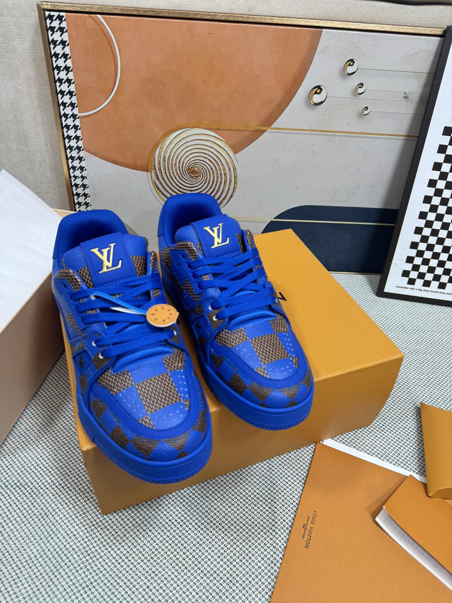 NO:231119,LV-Trainer Louis Vuitton K market all versions Couple model Show new style Basketball shoes Purchase quality Original 11 development replica!  !  Very comfortable on the foot, fine workmanship. The upper is spliced ​​by calfskin imported from Italy, with brand logo and signature on the sides. The imported breathable mesh inner lining is very comfortable for the feet. Original special supply of original two-color TU mold-absorbing sole. Packing technology Goodyear sewn slimming size women's model 35-40 men's model 39-45 standard size (38 46 custom made without return or replacement), casual shoes/sports shoes, louis vuitton, louis vuitton, sneakers, cowhide19860909LV-Trainer路易-威登 K市场一切版本 情侣款 走秀新款 篮球板鞋 代购品质 原版11开发复刻！！上脚非常舒适 做工精细 鞋面由意大利进口小牛皮拼接,侧边饰有品牌LOGO标志及签名,进口了透气网布内里,脚感超舒适.原厂特供原版双色TU吸模大底.套包工艺 固特异缝合锁边 size女款35-40  男款39-45标准码（38 46 定做不退不换）,休闲鞋/运动鞋,louis vuitton,louis vuitton,sneakers,cowhide,Women's Shoes