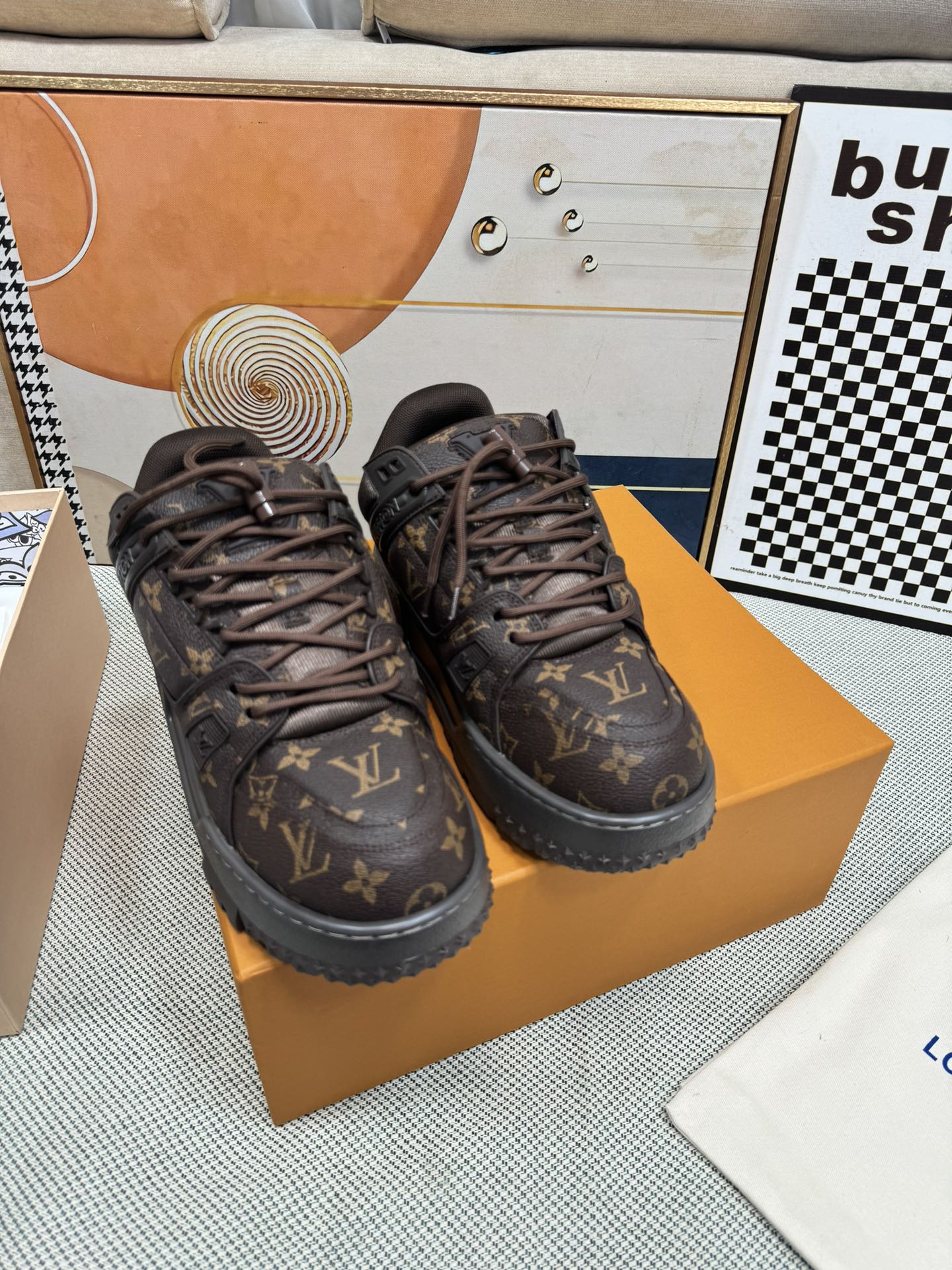 NO:238992,Pang Ding Purchase Quality Couple Model LV~ Louis Vuitton by Virgin Abloh's best-looking sneakers, promoting new products, and limited-edition retro basketball sneakers on the official website!  High and low gangs all spent a lot of money to buy the original version with accurate reproduction of 1:1, the details are invincible, the sincerity is full of imported custom original cowhide, the original version is consistent with the packaging method, the details are 100% restored, the private model customized original integrated TPU bottom is different from other companies, and this effect cannot be achieved without the original version!  L The best men's shoes in the past, don't miss them!  Size35-44 (men's 38 45 46 customized non-return and exchange), casual shoes/sports shoes, louis vuitton, louis vuitton, sneakers, cowhide19860909胖丁 代购品质情侣款 LV～路易威登 by Virgin Abloh最好看的运动鞋,力推新品, 官网限定款复古篮球运动鞋！ 高帮低帮均花血本购入原版1:1精准复刻、细节很无敌、诚意满满、进口定制原版牛皮,原版一致套包做法,细节百分百还原、私模定制原版一体成型TPU大底、区别于别家、, 没有原版是开不出这效果的！ L历年来最好看的男鞋、千万不要错过！ Size35-44（男款38 45 46定做不退换）,休闲鞋/运动鞋,louis vuitton,louis vuitton,sneakers,cowhide,Women's Shoes