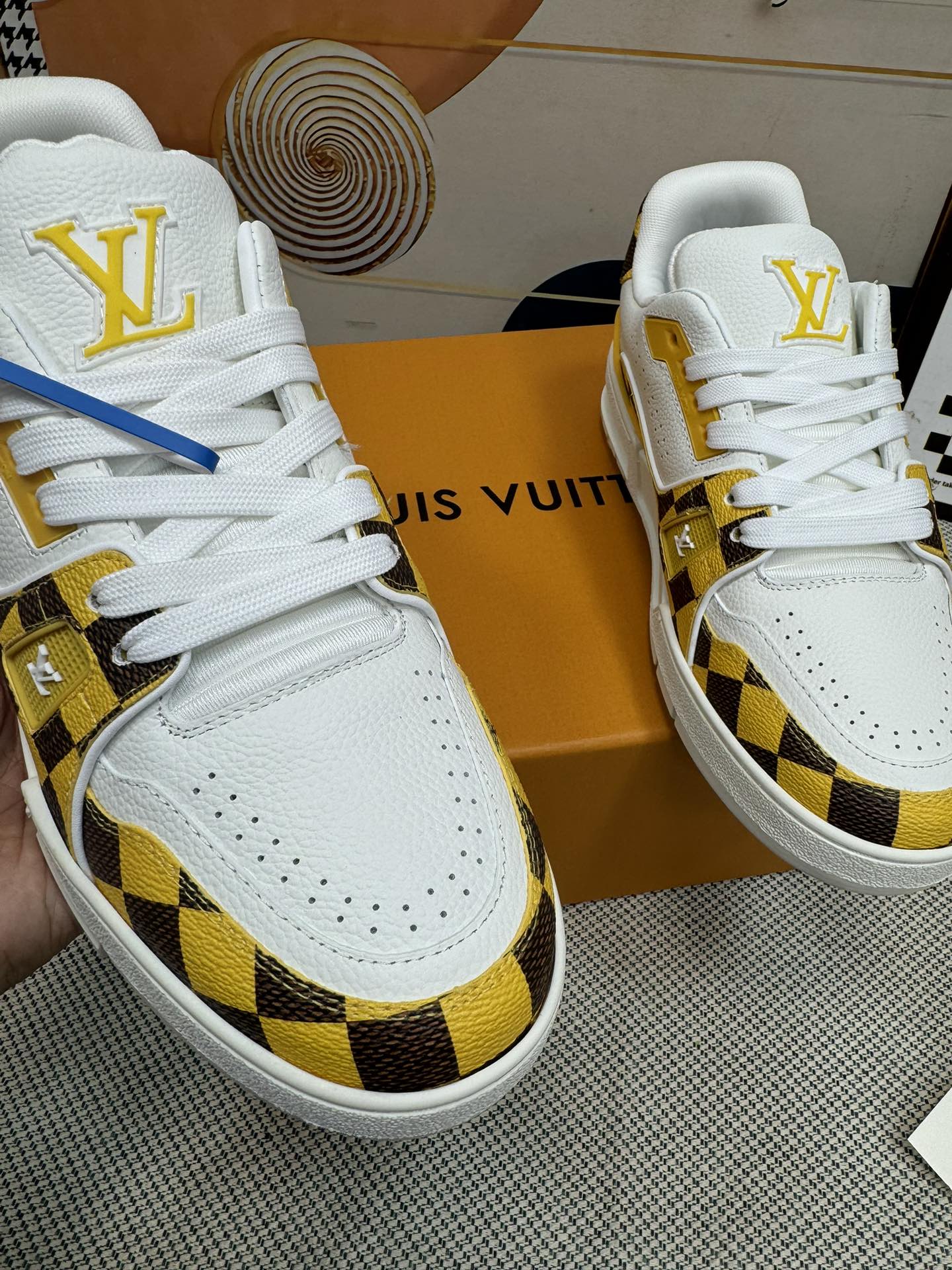 
LV-Trainer路易-威登 PK市场一切版本 情侣款
走秀新款 篮球板鞋 代购品质
原版1：1开发复刻！！上脚非常舒适 做工精细
鞋面由意大利进口小牛皮拼接，侧边饰有品牌LOGO标志及签名，进口了透气网布内里，脚感超舒适。原厂特供原版双色TPU吸模大底。套包工艺 固特异缝合锁边
size：女款35-40 
          男款39-45标准码（38 46 47➕30定做不退不换）