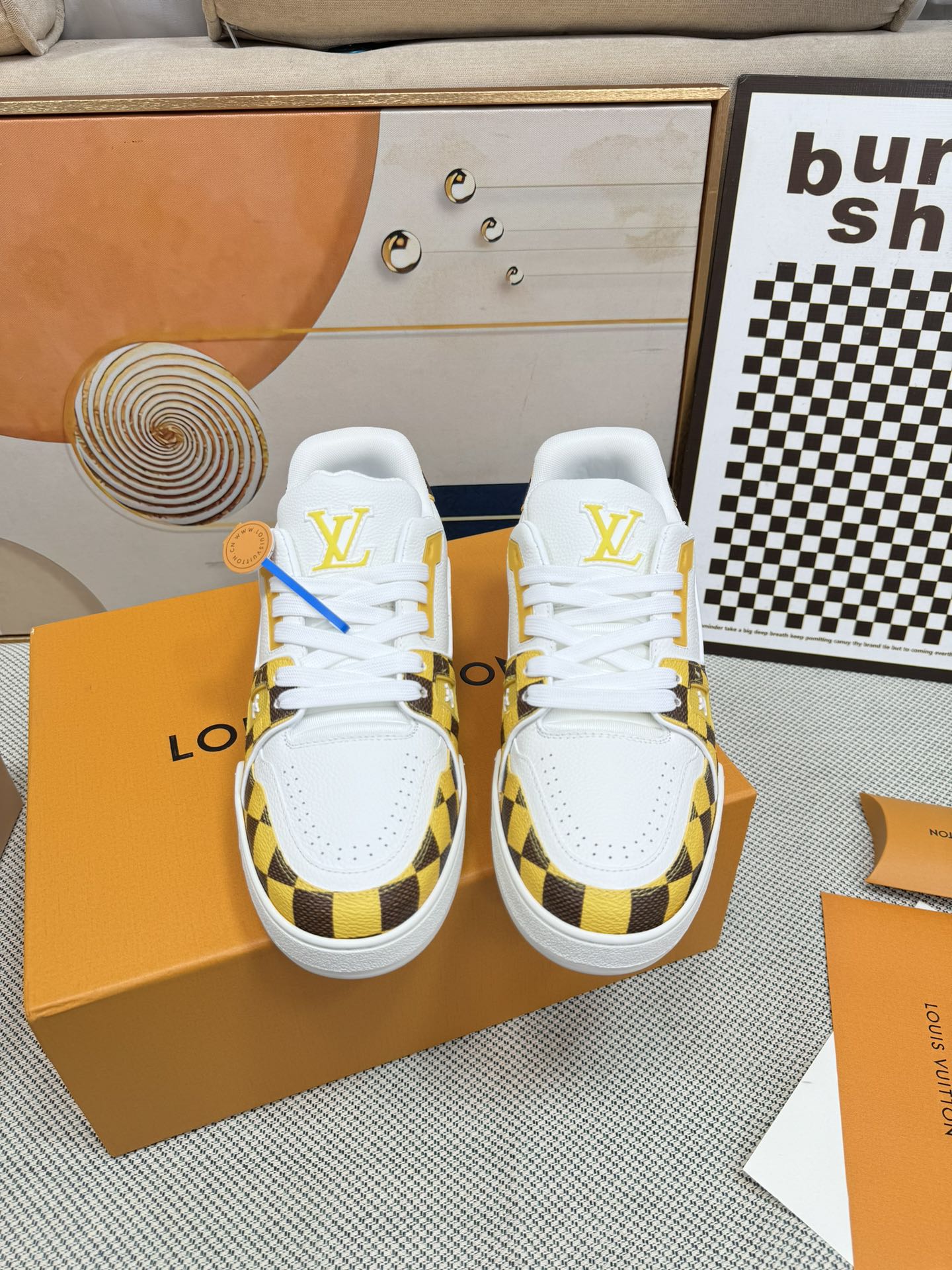 
LV-Trainer路易-威登 PK市场一切版本 情侣款
走秀新款 篮球板鞋 代购品质
原版1：1开发复刻！！上脚非常舒适 做工精细
鞋面由意大利进口小牛皮拼接，侧边饰有品牌LOGO标志及签名，进口了透气网布内里，脚感超舒适。原厂特供原版双色TPU吸模大底。套包工艺 固特异缝合锁边
size：女款35-40 
          男款39-45标准码（38 46 47➕30定做不退不换）