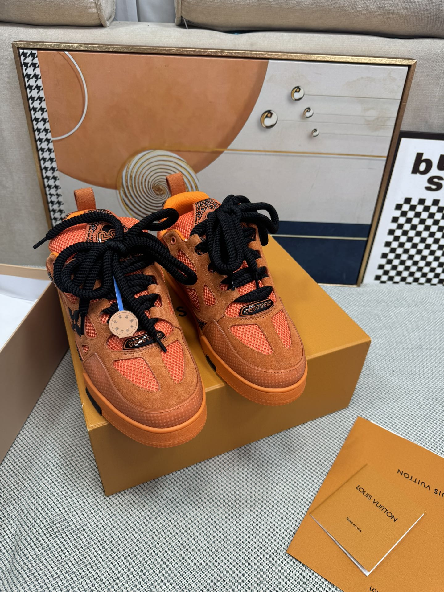 NO:231110,Top version Bread shoes LV-Louis Vuitton K market all versions Couple model Show new style Basketball shoes Purchase quality Original 11 development replica!  !  Very comfortable on the foot, fine workmanship. The upper is spliced ​​by calfskin imported from Italy, with brand logo and signature on the sides. The imported breathable mesh inner lining is very comfortable for the feet. Original special supply of original two-color TU mold-absorbing sole. Packing technology Goodyear sewn slimming size women's model 35-40 men's model 39-45 standard size (38 46 custom made, casual shoes/sports shoes, louis vuitton, louis vuitton, sneakers, cowhide19860909顶级版本 面包鞋 LV-路易-威登 K市场一切版本 情侣款 走秀新款 篮球板鞋 代购品质 原版11开发复刻！！上脚非常舒适 做工精细 鞋面由意大利进口小牛皮拼接,侧边饰有品牌LOGO标志及签名,进口了透气网布内里,脚感超舒适.原厂特供原版双色TU吸模大底.套包工艺 固特异缝合锁边 size女款35-40  男款39-45标准码（38 46 定做不退,休闲鞋/运动鞋,louis vuitton,louis vuitton,sneakers,cowhide,Women's Shoes