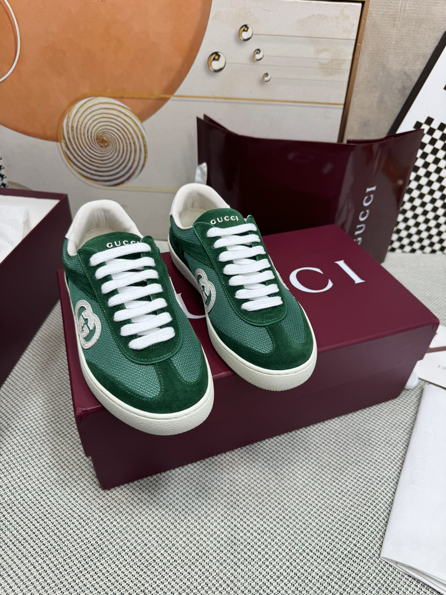 NO:722239,The hottest spring and summer new products of the season are Gucci retro G74 moral training shoes, the same model as Liu Xianhua. Full of retro feel, colorful contrasting colors. White leather = full-grain imported calf + imported mixed sheepskin. White = white special cotton mesh + imported high mercerized cowhide. Red brown = reddish brown special cotton mesh + imported high mercerized cowhide. Big red = red special cotton mesh + imported high mercerized cowhide. Black = black special cotton mesh + imported high mercerized cowhide. Dark blue.  =Dark blue special cotton mesh + imported high mercerized cow suede, imported hybrid sheepskin, women's size 35-40, men's size 39-44, casual shoes/sports shoes, gucci, sneakers, sheepskin19860909春夏新品当季爆款 Gucci复古G74德训鞋 刘宪华同款 满满的复古感,七彩撞色 白皮 =全粒面进口小牛+进口混种羊皮 白色 =白色特殊棉网+进口高丝光牛反绒 红棕=红棕色特殊棉网+进口高丝光牛反绒 大红 =红色特殊棉网+进口高丝光牛反绒 黑色 =黑色特殊棉网+进口高丝光牛反绒 深蓝 =深蓝特殊棉网+进口高丝光牛反绒 里里进口混种羊皮 女码35-40 男码39-44,休闲鞋/运动鞋,gucci,sneakers,sheepskin,Women's Shoes