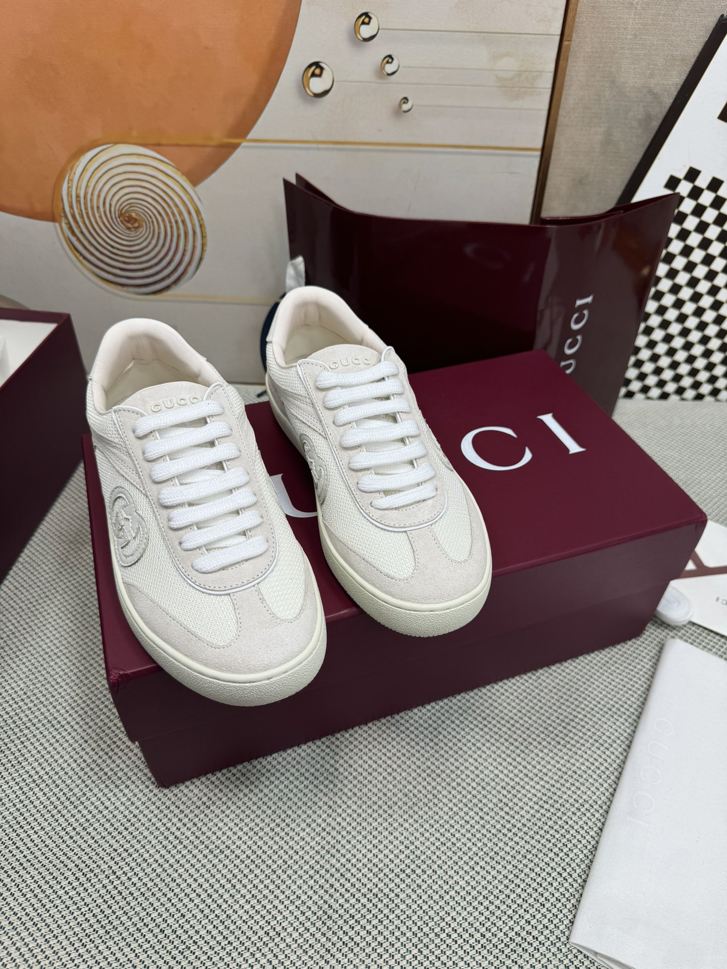 NO:722232,The hottest spring and summer new products of the season are Gucci retro G74 moral training shoes, the same model as Liu Xianhua. Full of retro feel, colorful contrasting colors. White leather = full-grain imported calf + imported mixed sheepskin. White = white special cotton mesh + imported high mercerized cowhide. Red brown = reddish brown special cotton mesh + imported high mercerized cowhide. Big red = red special cotton mesh + imported high mercerized cowhide. Black = black special cotton mesh + imported high mercerized cowhide. Dark blue.  =Dark blue special cotton mesh + imported high mercerized cow suede, imported hybrid sheepskin, women's size 35-40, men's size 39-44, casual shoes/sports shoes, gucci, sneakers, sheepskin19860909春夏新品当季爆款 Gucci复古G74德训鞋 刘宪华同款 满满的复古感,七彩撞色 白皮 =全粒面进口小牛+进口混种羊皮 白色 =白色特殊棉网+进口高丝光牛反绒 红棕=红棕色特殊棉网+进口高丝光牛反绒 大红 =红色特殊棉网+进口高丝光牛反绒 黑色 =黑色特殊棉网+进口高丝光牛反绒 深蓝 =深蓝特殊棉网+进口高丝光牛反绒 里里进口混种羊皮 女码35-40 男码39-44,休闲鞋/运动鞋,gucci,sneakers,sheepskin,Women's Shoes
