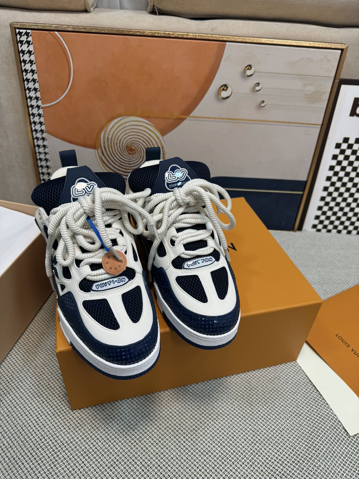 NO:489117,Bread shoes Upgraded version LV-Louis Vuitton PK market version Couple model New catwalk basketball shoes Purchase quality Original 11 development replica!  !  Very comfortable on the foot, fine workmanship. The upper is spliced ​​by calfskin imported from Italy, with brand LOGO logo and signature on the sides. The imported breathable mesh inner lining is very comfortable for the feet. Original special supply of original two-color TPU mold-absorbing sole. Packing technology Goodyear sewing locking size women's model 35-40 men's model 39-44 standard size (38 45 46 4730 custom made, casual shoes/sports shoes, louis vuitton, louis vuitton, sneakers, cowhide19860909面包鞋 升级版 LV-路易-威登 PK市场一切版本 情侣款 走秀新款 篮球板鞋 代购品质 原版11开发复刻！！上脚非常舒适 做工精细 鞋面由意大利进口小牛皮拼接,侧边饰有品牌LOGO标志及签名,进口了透气网布内里,脚感超舒适.原厂特供原版双色TPU吸模大底.套包工艺 固特异缝合锁边 size女款35-40  男款39-44标准码（38 45 46 4730定做不退,休闲鞋/运动鞋,louis vuitton,louis vuitton,sneakers,cowhide,Women's Shoes