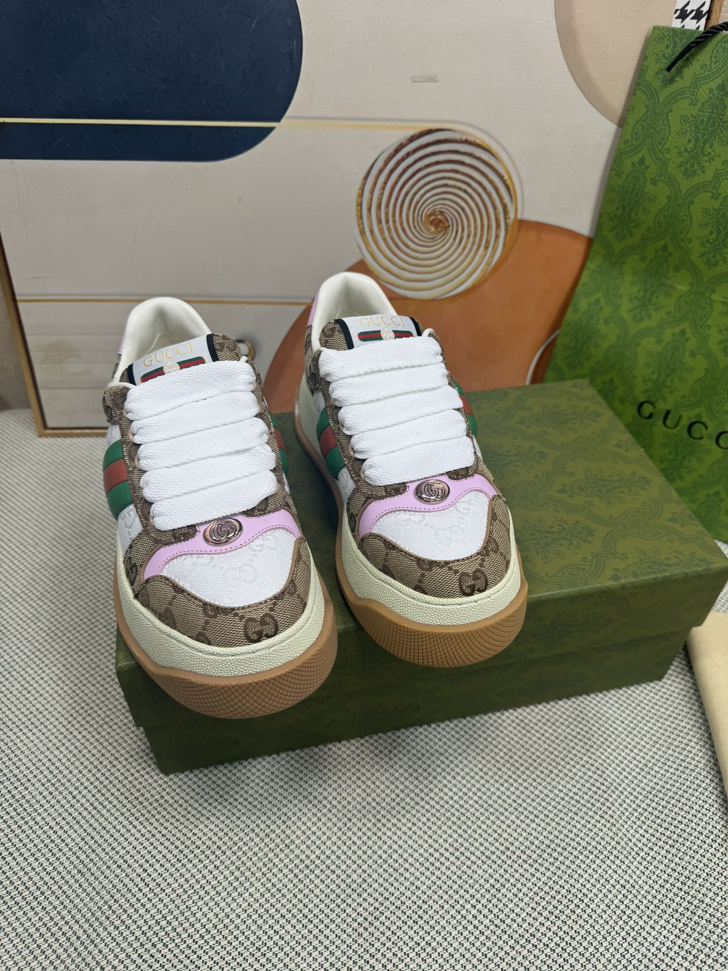 NO:483866,Top version Gucci/Gucci Latest Screener series fat shoes with chip RMB: Original purchase Original 1:1 replica Screener series sports shoes, with striped webbing on the sides and embellished with retro Gucci logo. This sneaker is made of GG canvas. The purple leather details are contrasted to increase depth for the item, and the details are more full. The delivery counter is exquisitely packaged. Fabric: original imported cowhide + double G fabric. Inner original customized breathable towel velvet sole original open mold TPU outsole. Sole 6cm thick. Size: Women's 35-40 / Men's 39-45 (46 custom-made without return and exchange), casual shoes/sports, gucci, gucci, sneakers, cowhide19860909顶级版本 Gucci/古驰 最新款 Screener系列胖墩鞋 带芯片 RMB:原版购入 原版1:1复刻 Screener系列运动鞋,侧面饰有条纹织带,并点缀复古Gucci标识.这款运动鞋采用GG帆布材质.紫色皮革细节以鲜明对比为单品增加深度,细节更显丰满. 配送专柜精美包装 面料: 原版进口牛皮+双G面料 内里原版定制透气毛巾绒里 鞋底原版开模TPU大底 底厚6cm Size: 女款35-40 / 男款39-45（46定制不退换）,休闲鞋/运动鞋,gucci,gucci,sneakers,cowhide,Women's Shoes